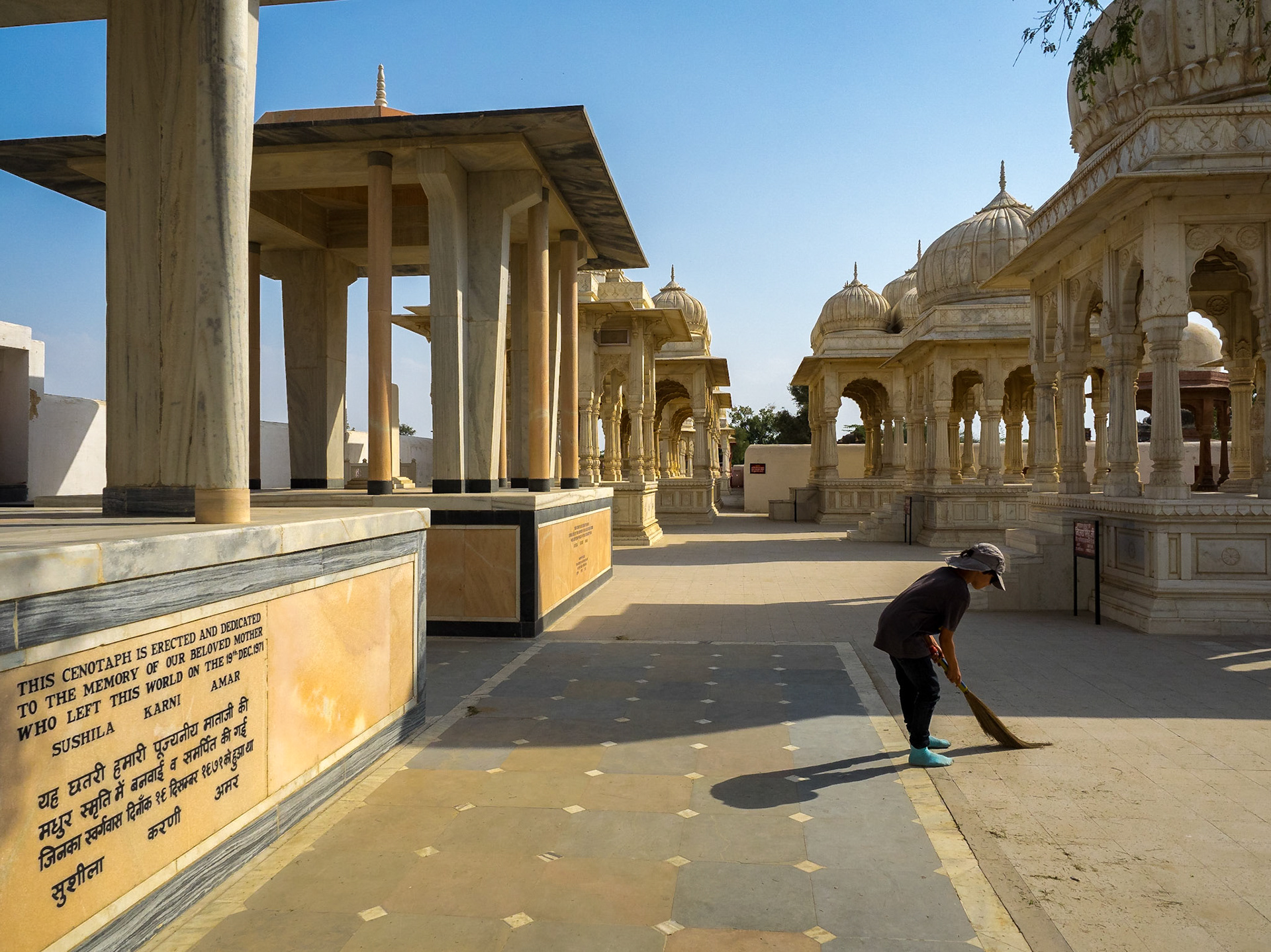 Dans un mausolée, faut que ce soit propre vu que tu dois enlever tes chaussures !
La force de caractère des femmes est impressionnante, car, jusqu''à peu, lorsque leur maharadjah de mari mourait ou perdait une bataille, elles s'immolaient pour ne pas rester veuves.