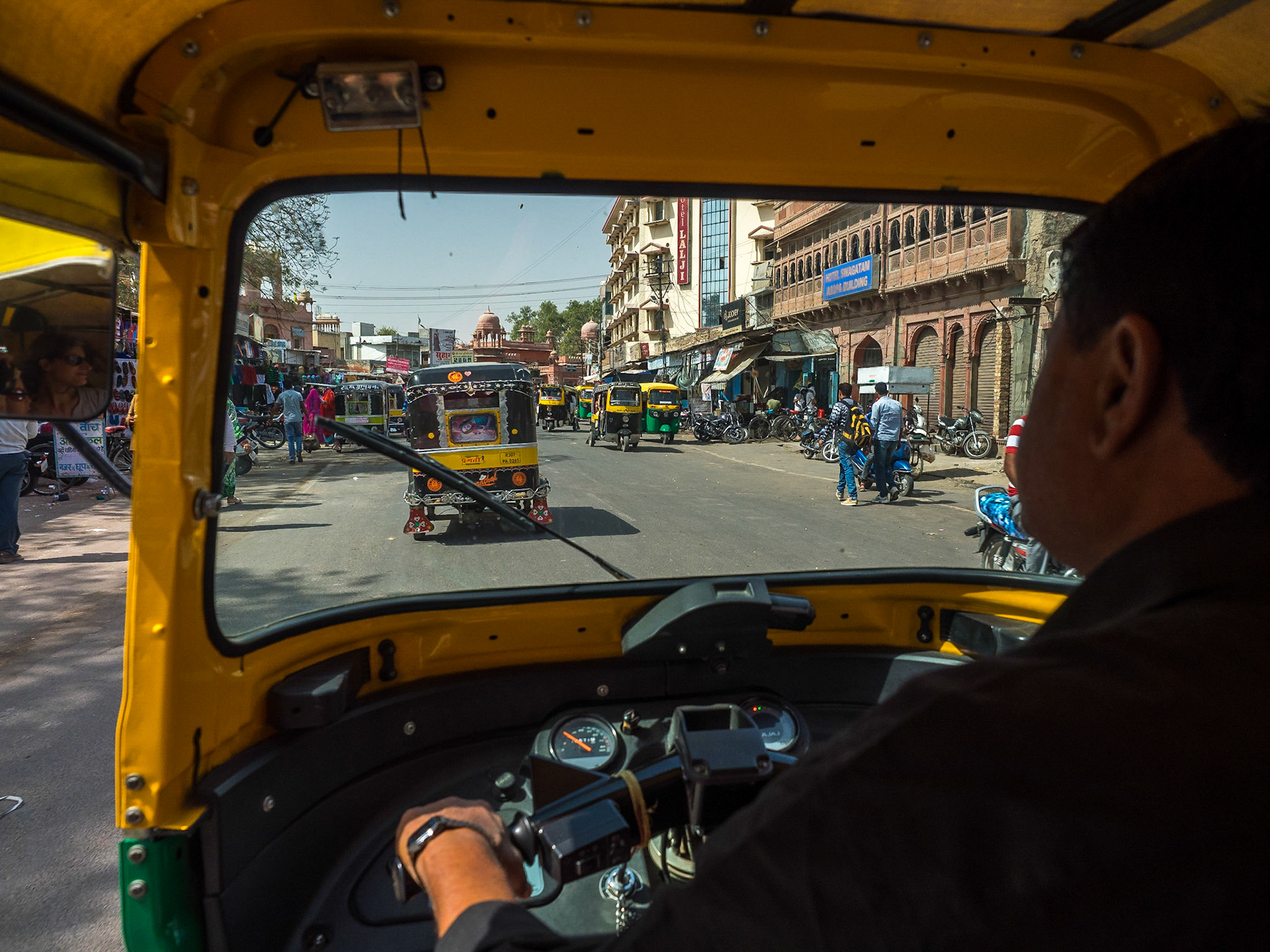 Mario Kart en vrai, peaux de bananes comprises (versions bouses de vache).