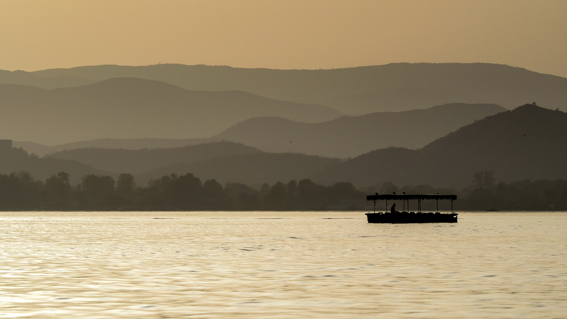Nonchalance du coucher de soleil sur l'eau, Udaipur et son (très) grand lac.