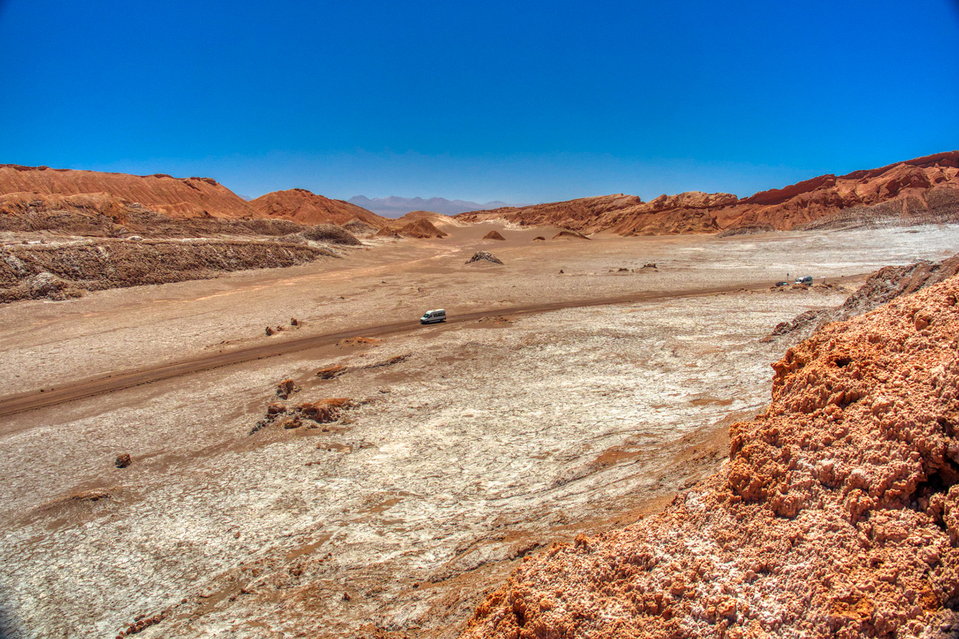 A San Pedro d' Atacama, il y' a la vallée de la lune, sorte de réminiscence volcanique marine, car autrefois, c'était la mer. On y trouve surtout des cristaux de Sel, et le mélange de roche, de sable, de sel plus ou moins cristallisé rend l'endroit unique au monde, on se croirait sur la lune !
