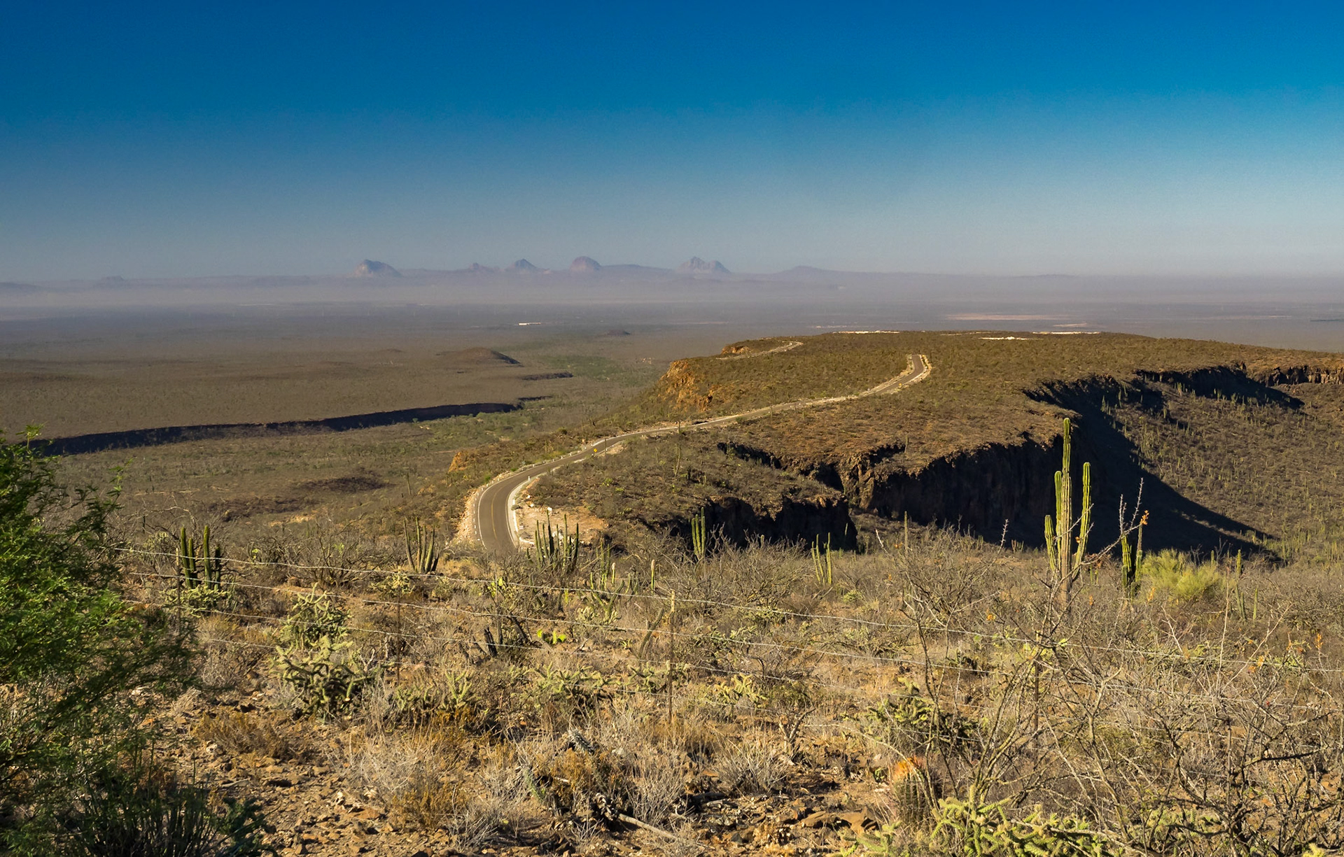 Les points blancs dans la vallée sont des serres de fruits et légumes, aux tailles plus que généreuses.