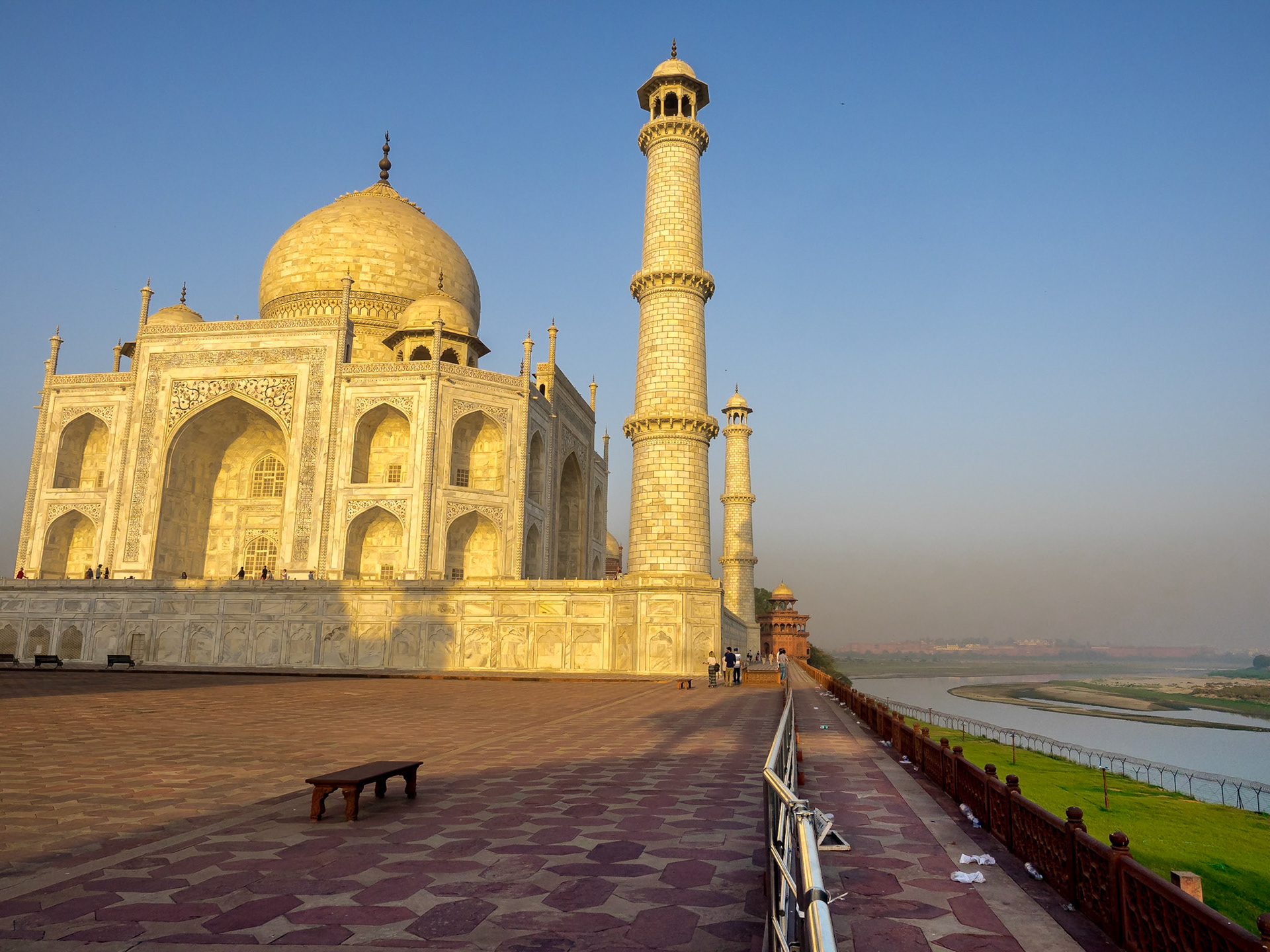 On oublie souvent qu'il est posé le long d'un fleuve, l'arrière du site dégage un sentiment de plénitude bien plus propice à l'endroit. Un certain charme d'Egypte.

Voir l'instagram à ce sujet