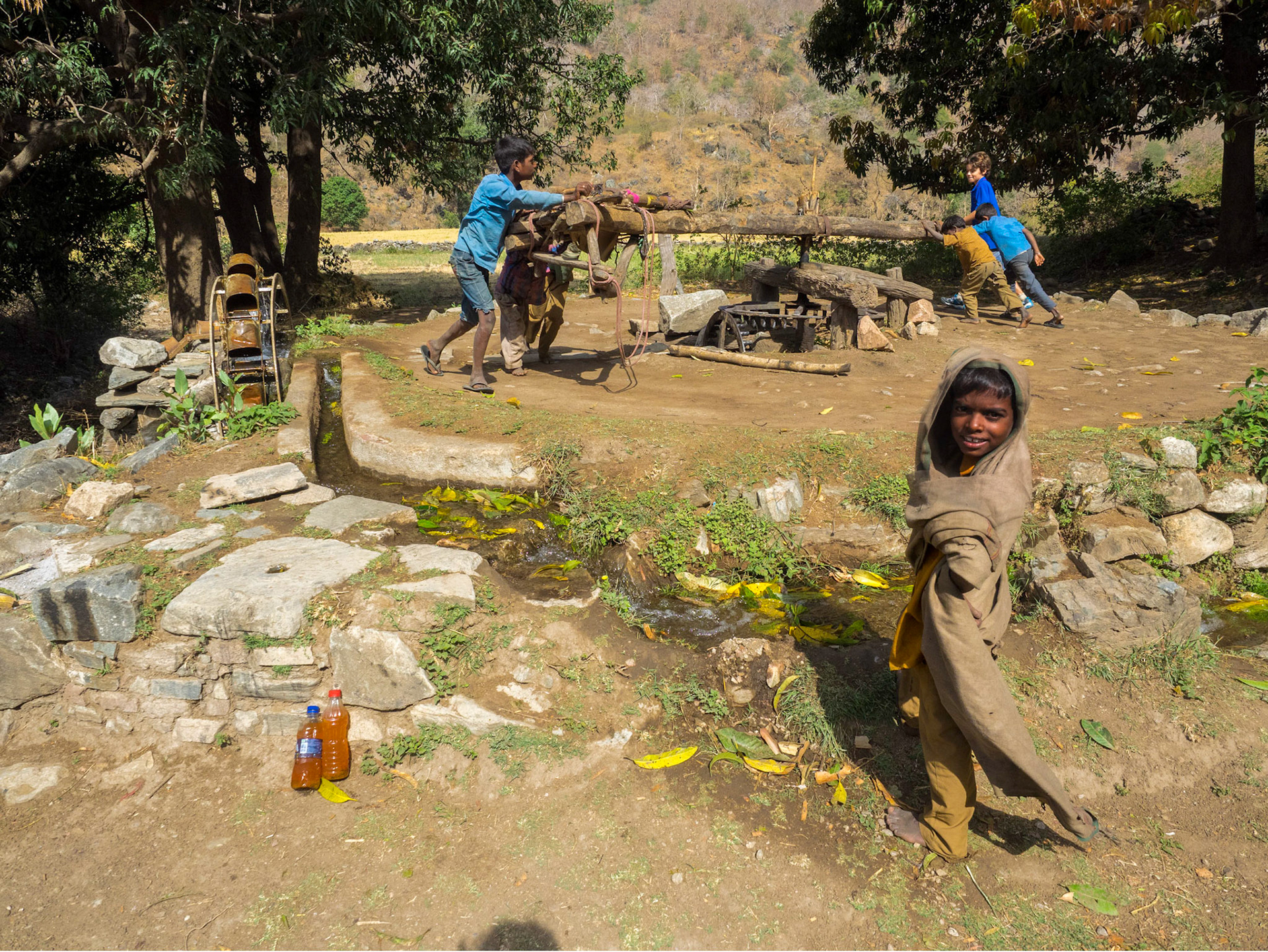 Entre Ranakpur et Kumbalgar, la campagne montagneuse regorge de sources, toujours utilisées grace à d'antiques noria, pour le plaisir des enfants (quand ils ne travaillent pas pour les grands)