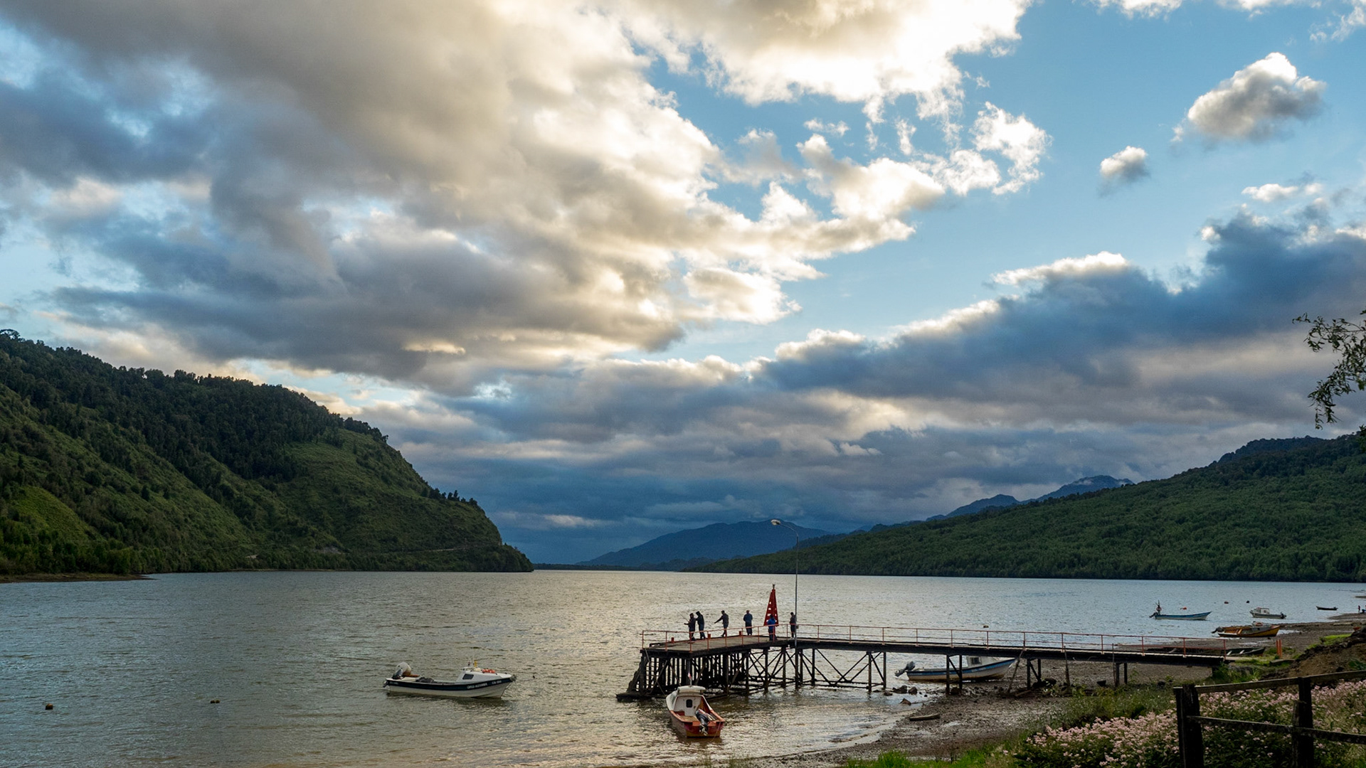 Puhiuhuapi, petit port de pêche au fond d'un fjord, première retrouvaille avec la mer et les dauphins. Belle rencontre avec une famille française en voyage avec son camping car depuis 2 ans.