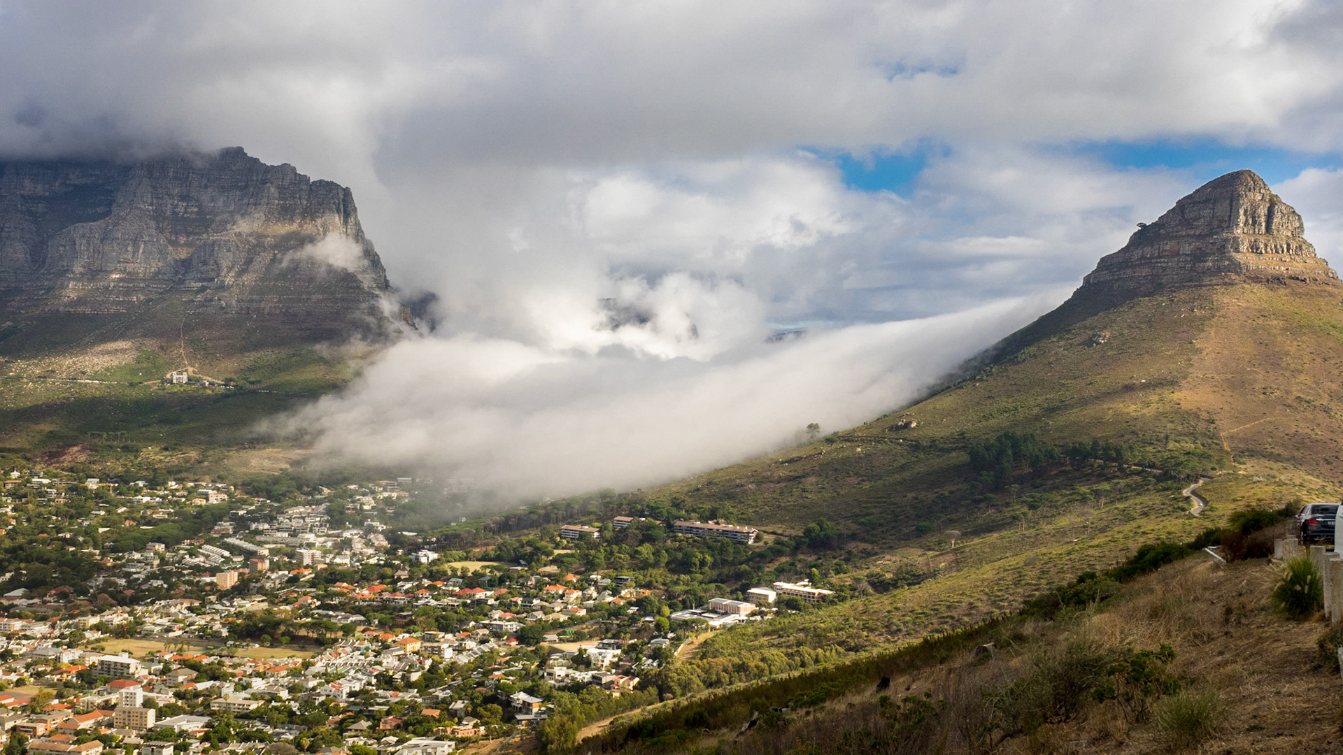 Lion's head à droite, Table Mountain à gauche, bloquent la brume qui descend sur CapeTown. Attention ça souffle !