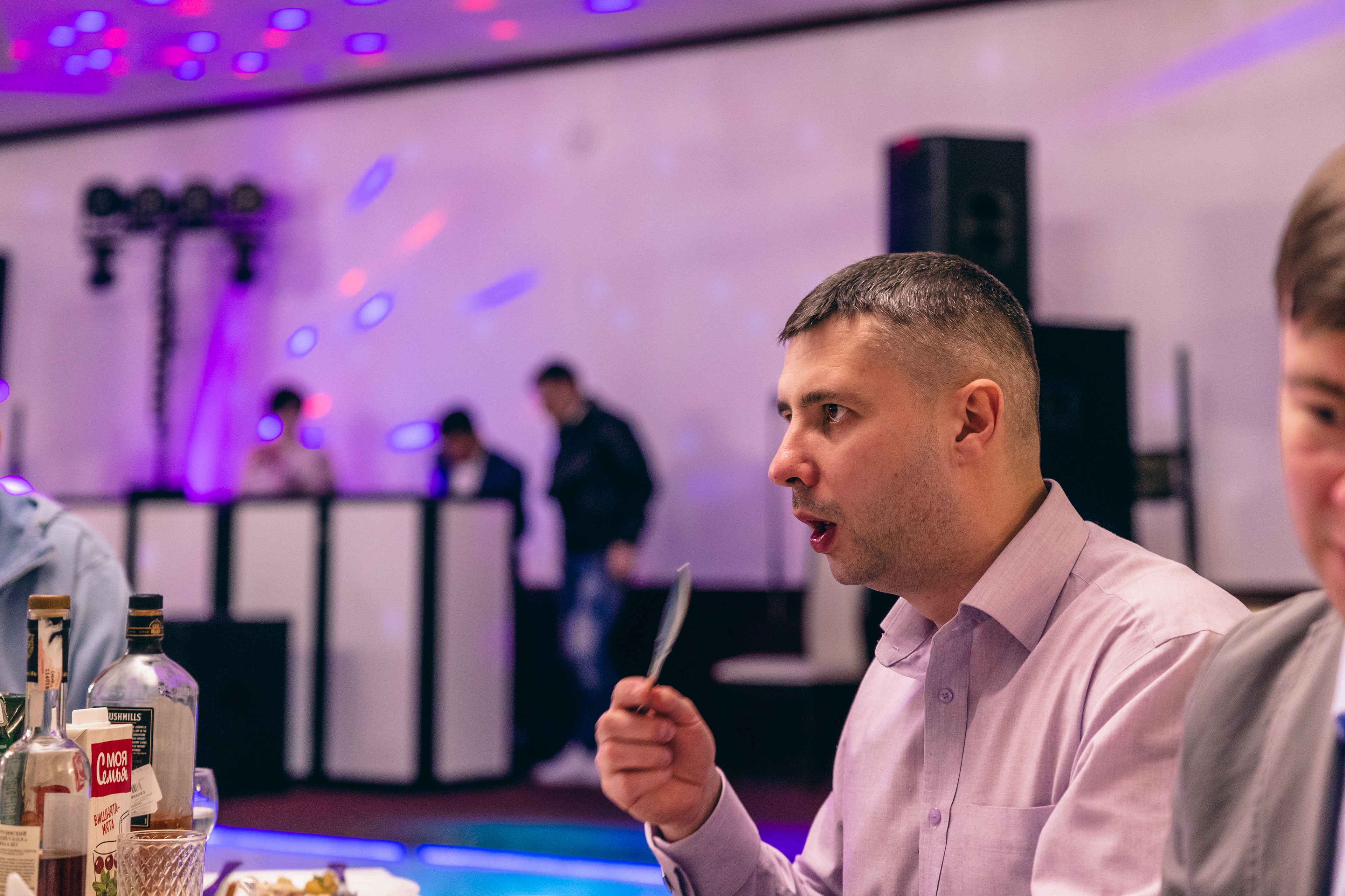 Паша ест ножи!