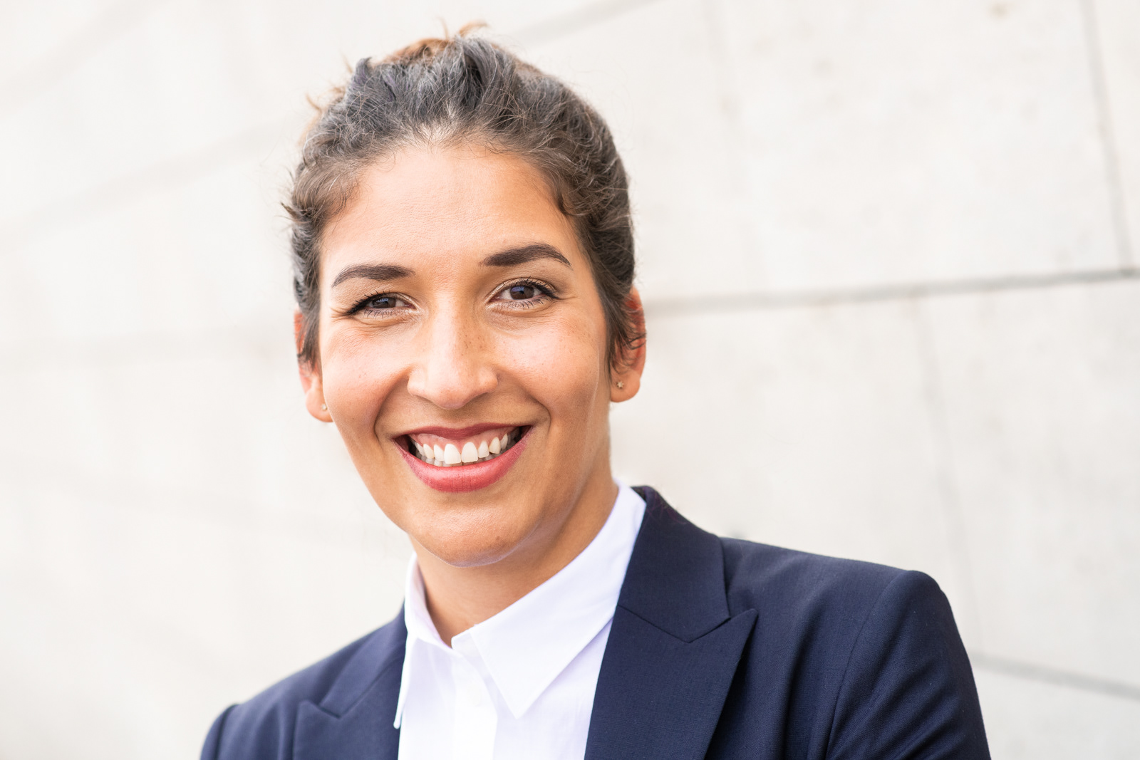 Bewerbungsfotos Bayern, natürliches Portraitfoto einer Frau mit authentischem und sympathischem Lachen