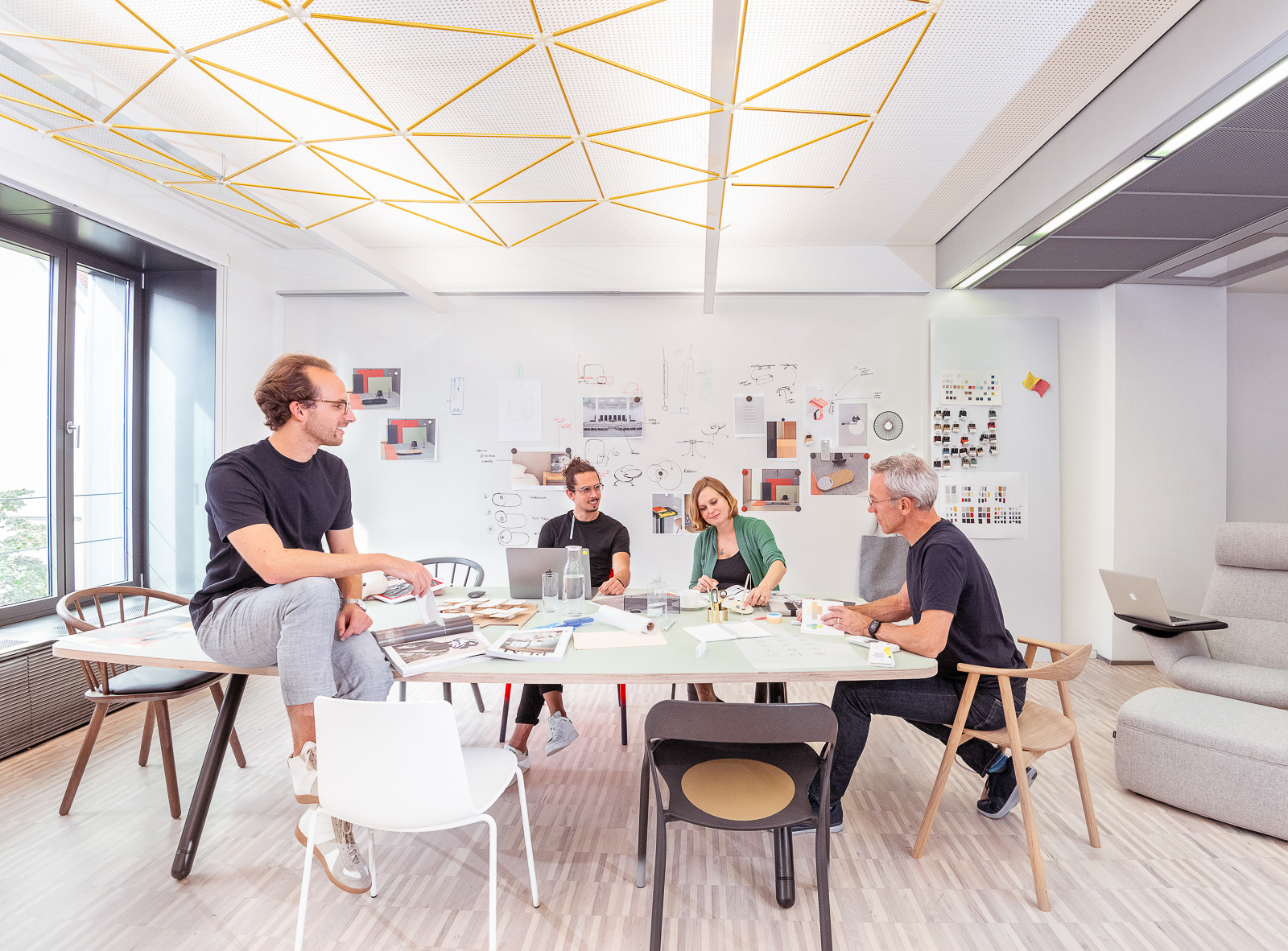 Fotograf Christoph Gabler, Gruppe arbeitet an einem Projekt im Designstudio