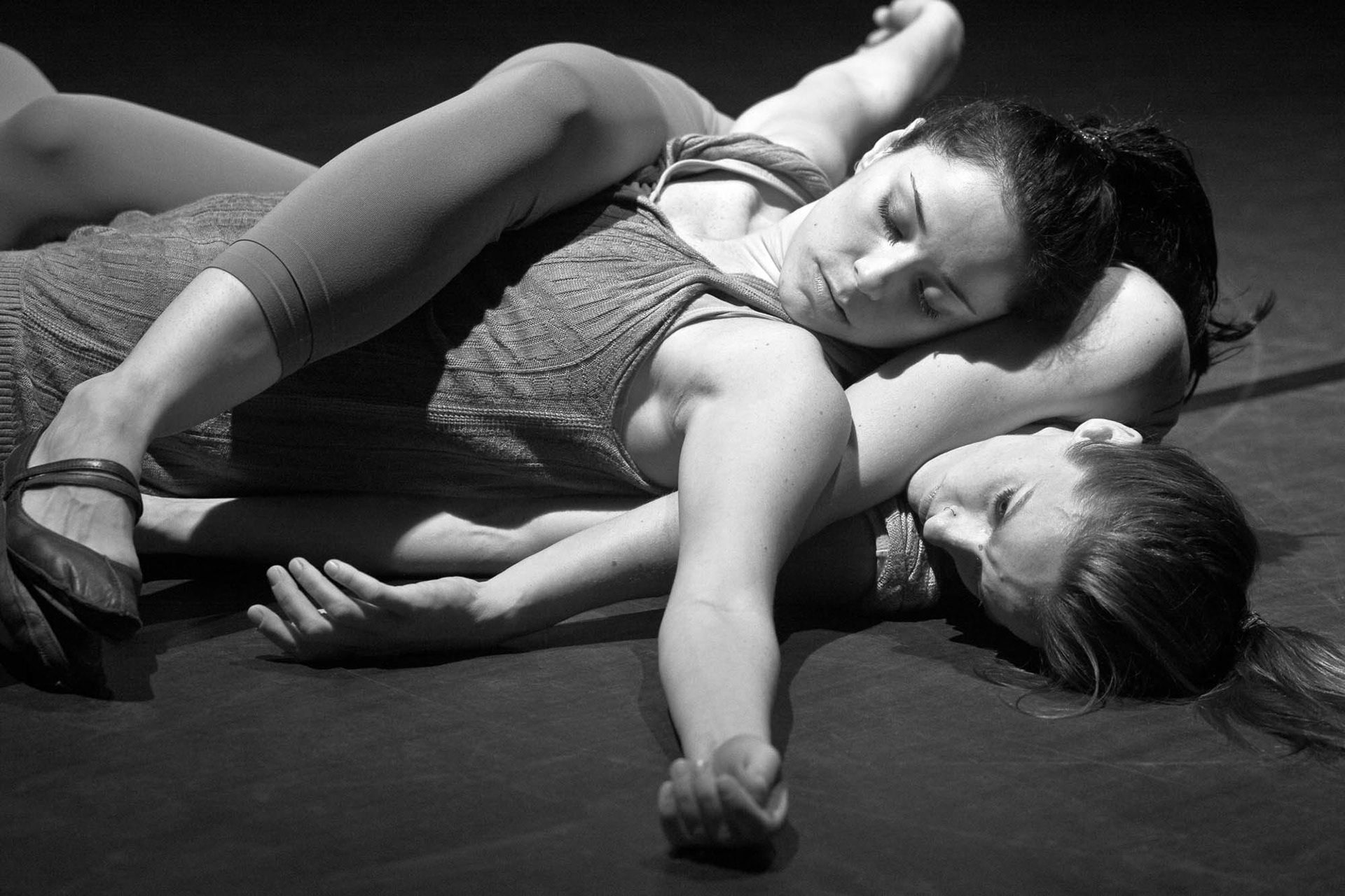 Nastaja Bressan e Michelle Pereira Um Duplo Coreógrafa: Diana Gilardenghi Triz Cia. de Dança - SC 2010 / VENDIDO