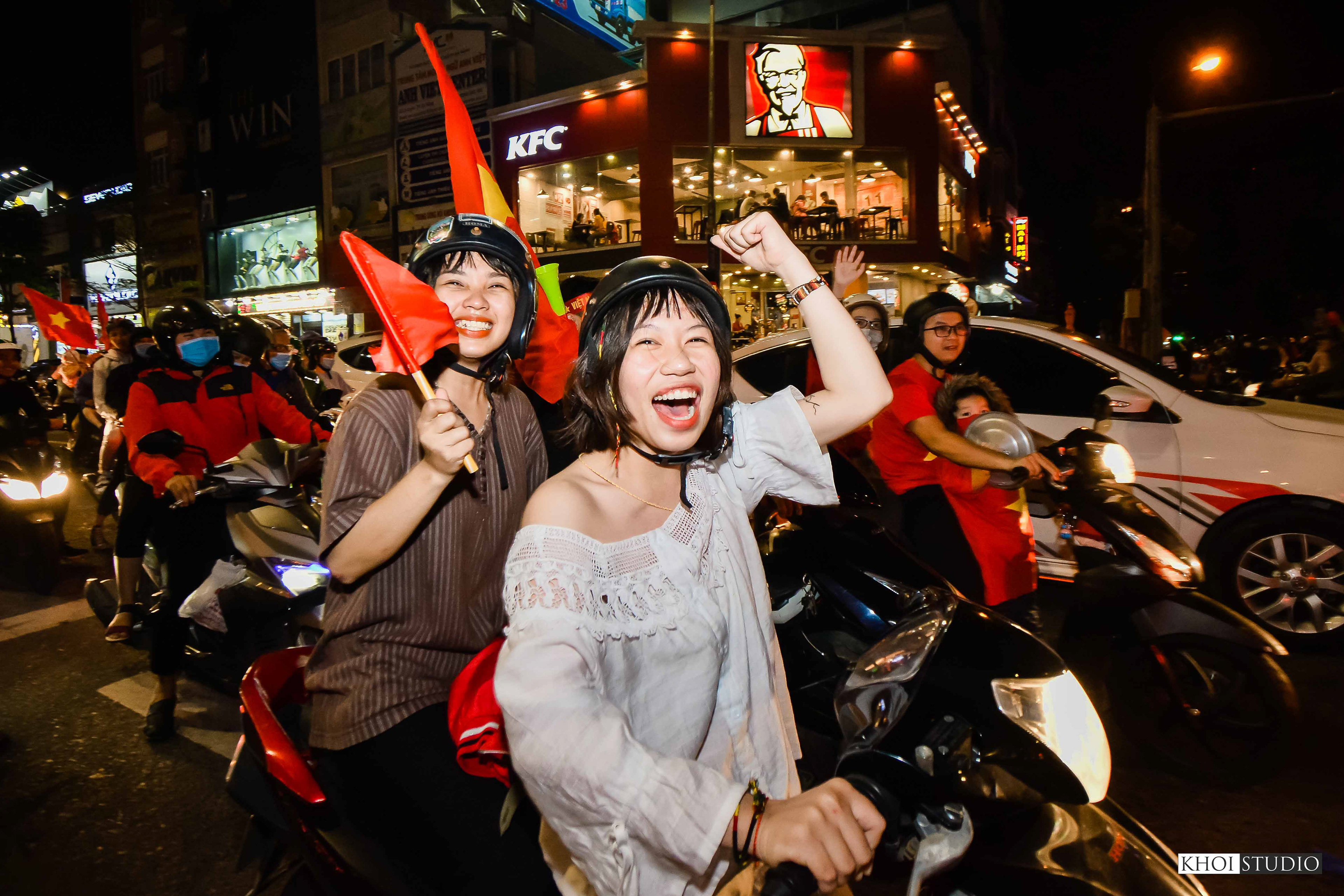 SEA games 30 - People in Da Nang flocked to the streets to cheer on the Vietnamese football team, coached by Korean coach - Park Hang Seo.