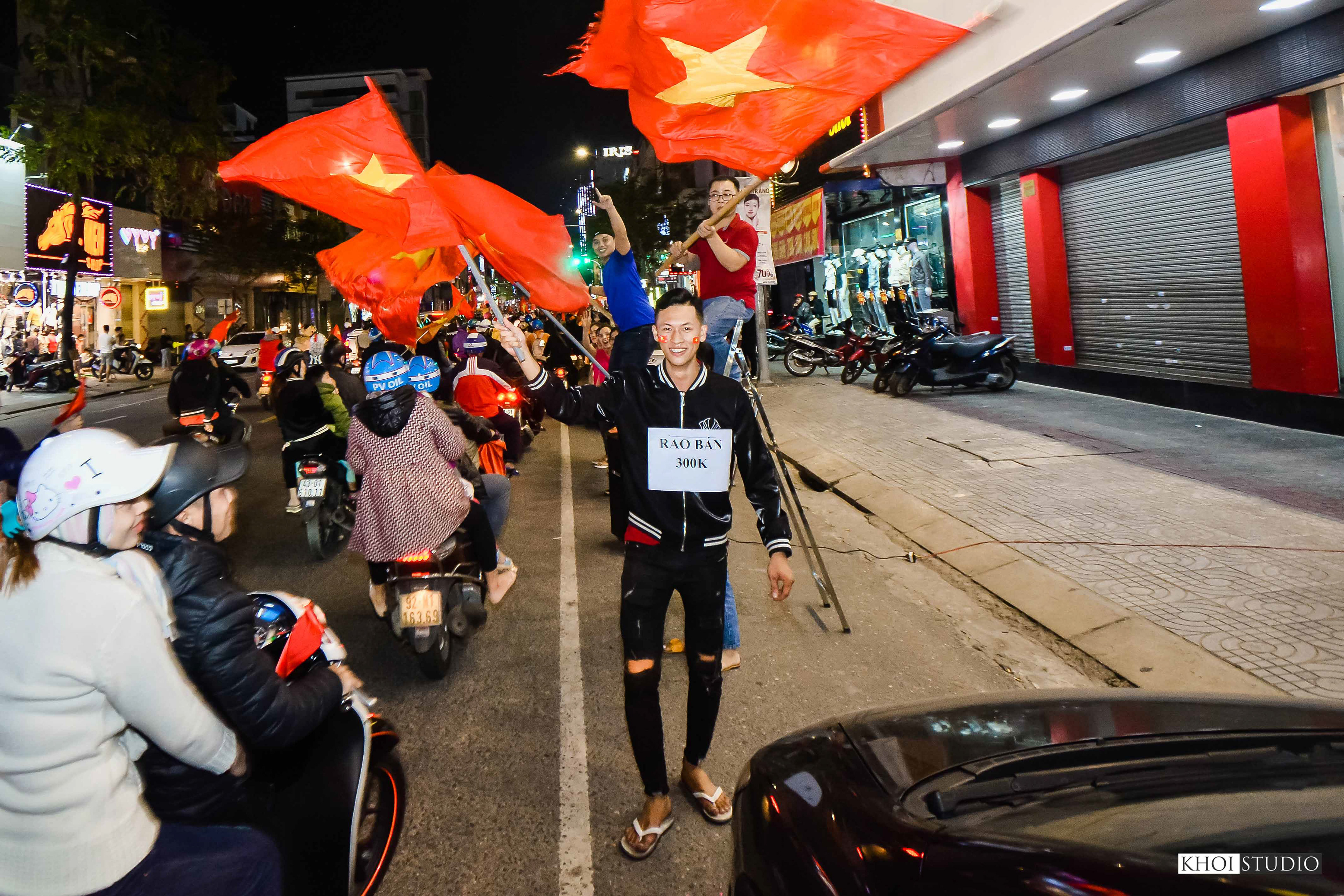 SEA games 30 - People in Da Nang flocked to the streets to cheer on the Vietnamese football team, coached by Korean coach - Park Hang Seo.