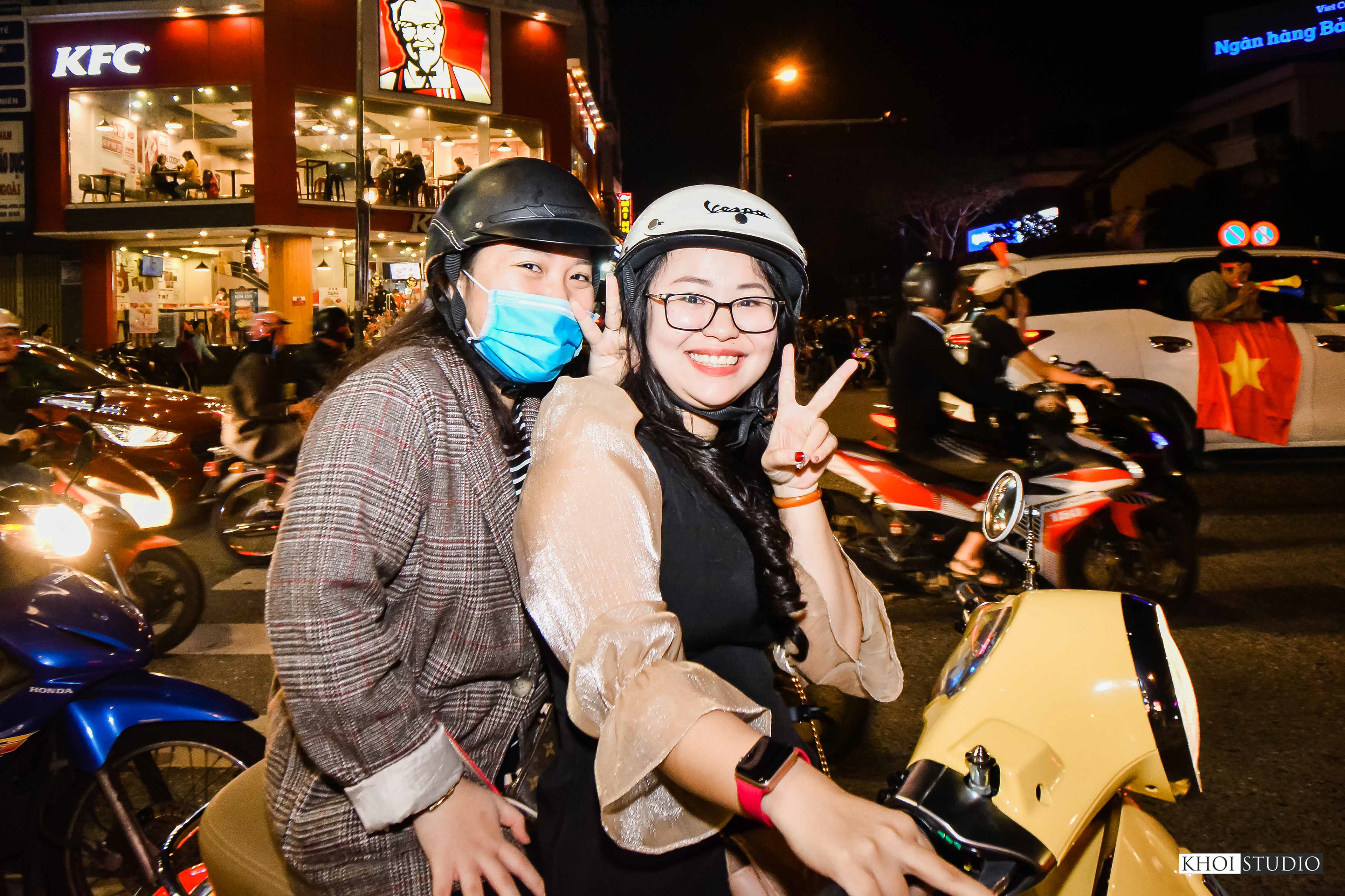 SEA games 30 - People in Da Nang flocked to the streets to cheer on the Vietnamese football team, coached by Korean coach - Park Hang Seo.