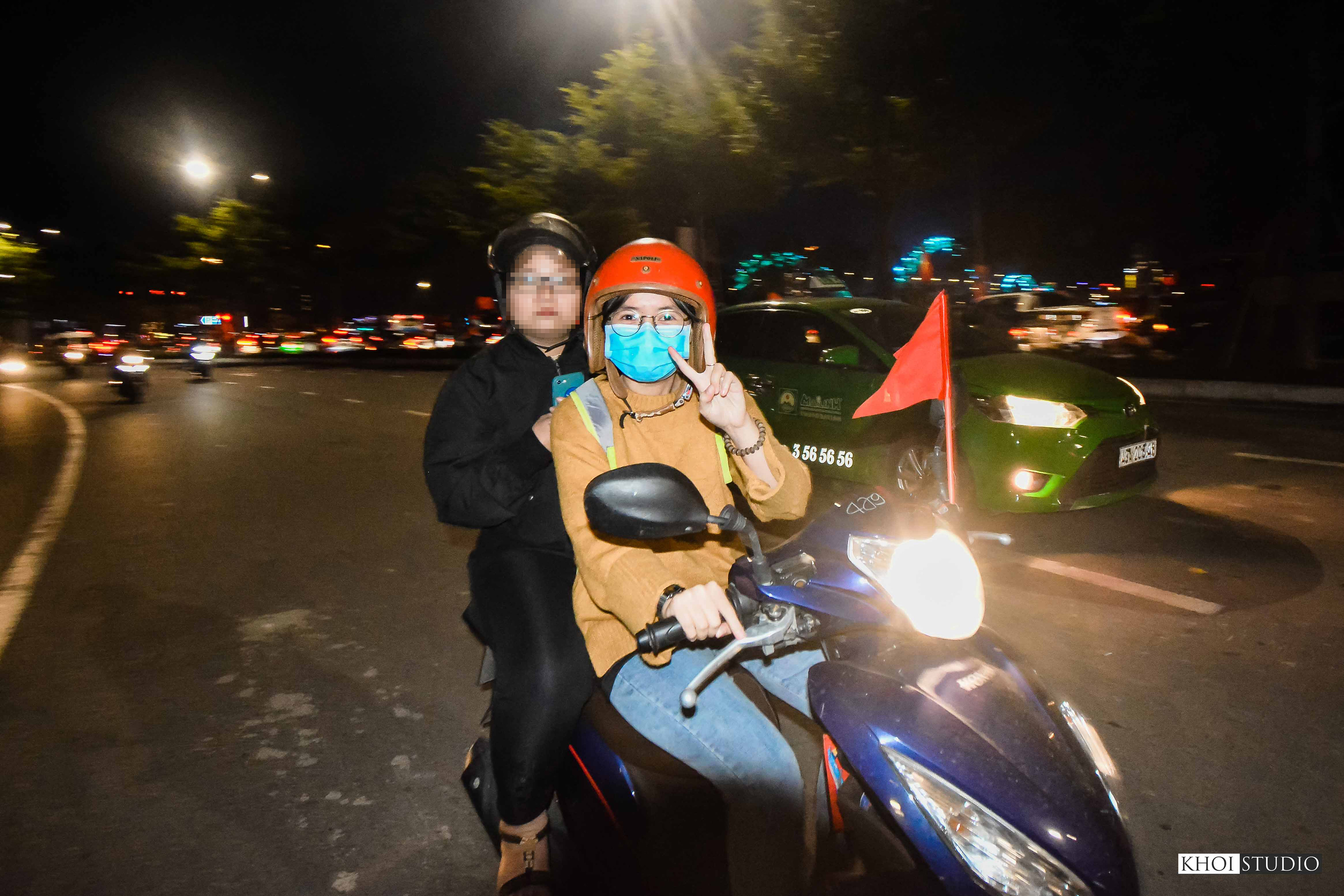 SEA games 30 - People in Da Nang flocked to the streets to cheer on the Vietnamese football team, coached by Korean coach - Park Hang Seo.