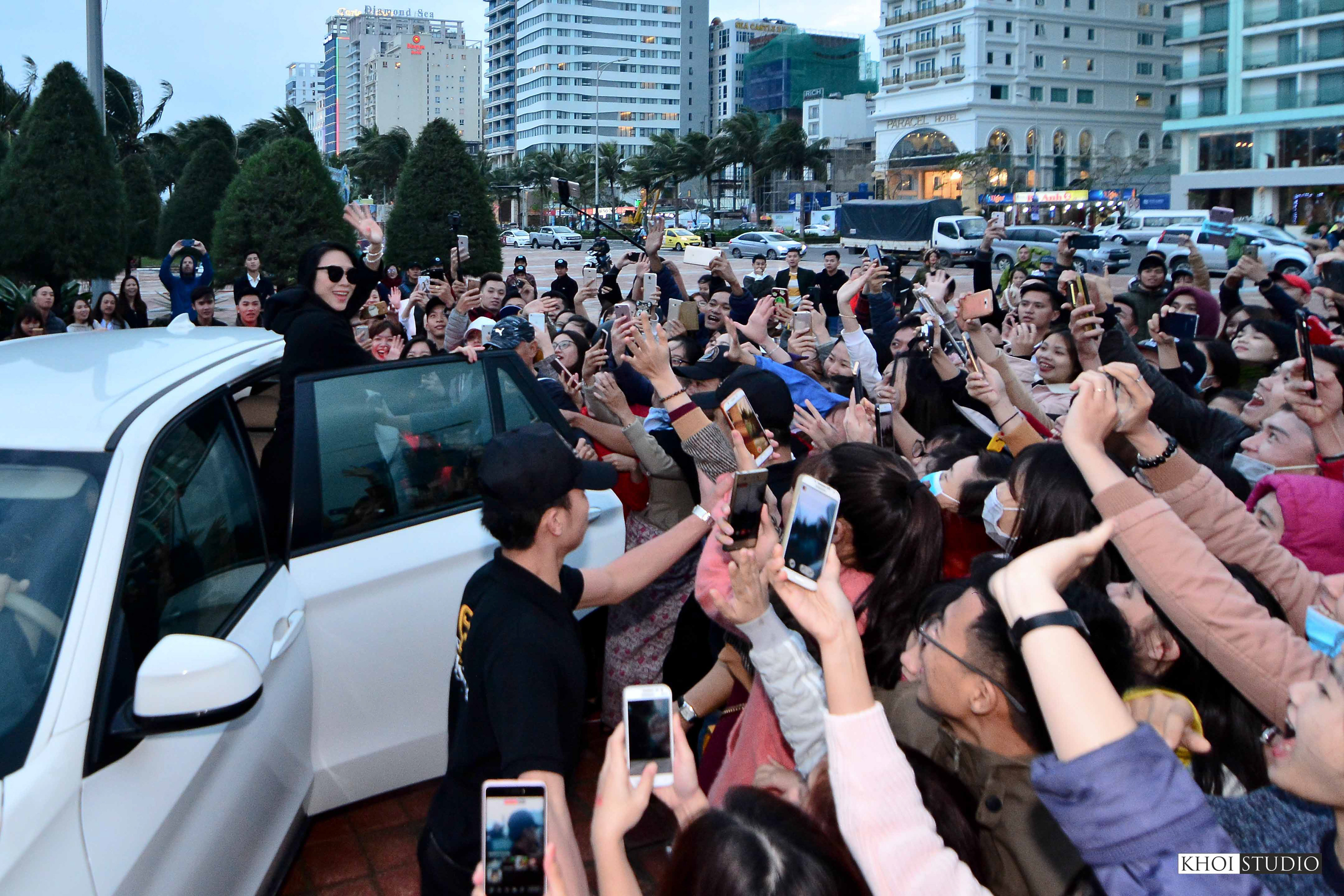 Singer My Tam held a music night to introduce her new album "Tam 9" at Da Nang beach in 2017.