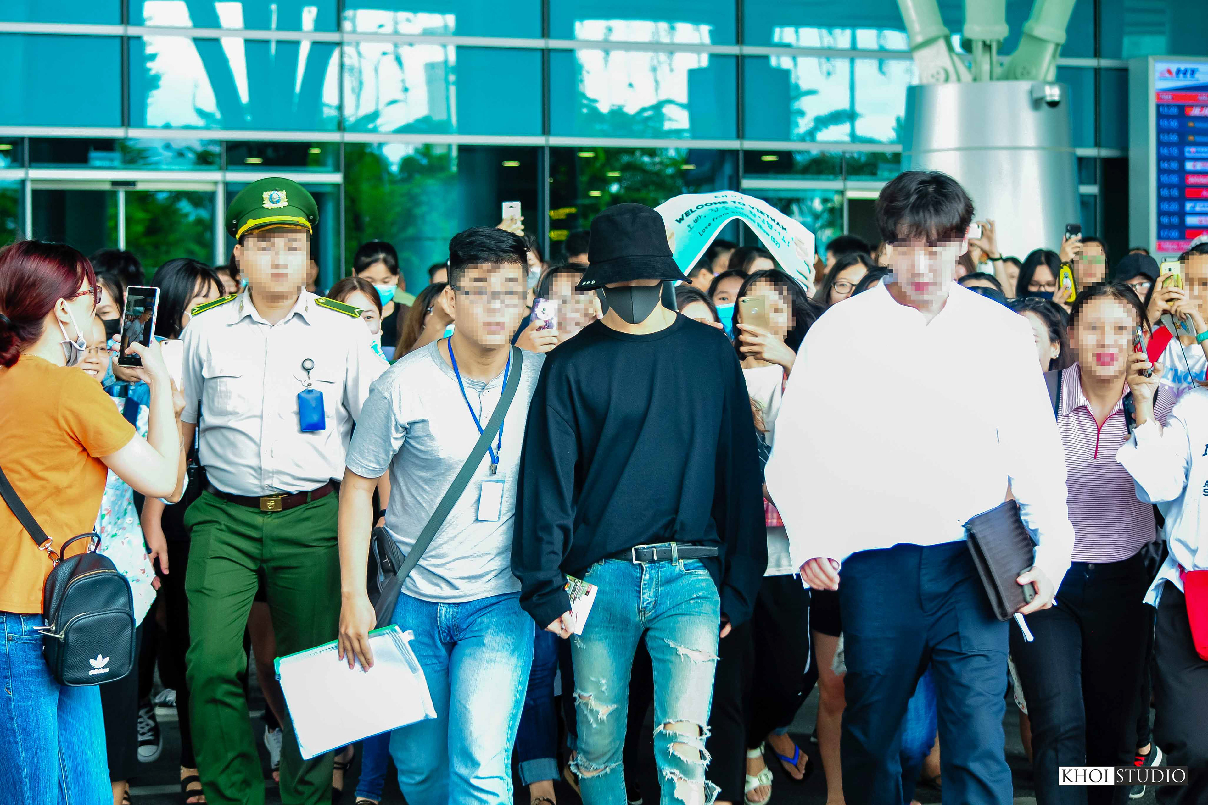 Da Nang International Airport - Korean male singer Taemin (SHINee) came to Da Nang to take photos for a magazine in 2018.