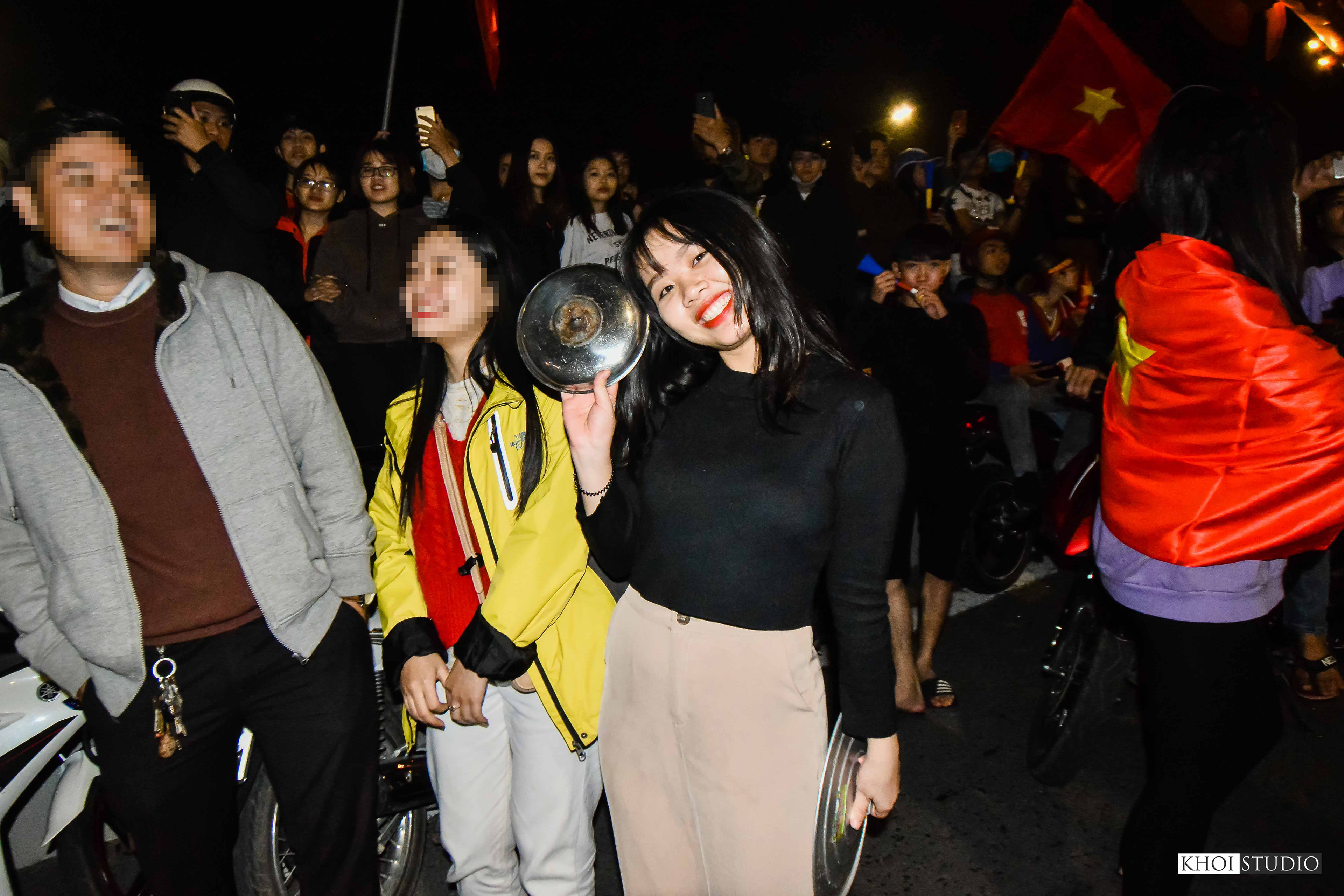 SEA games 30 - People in Da Nang flocked to the streets to cheer on the Vietnamese football team, coached by Korean coach - Park Hang Seo.