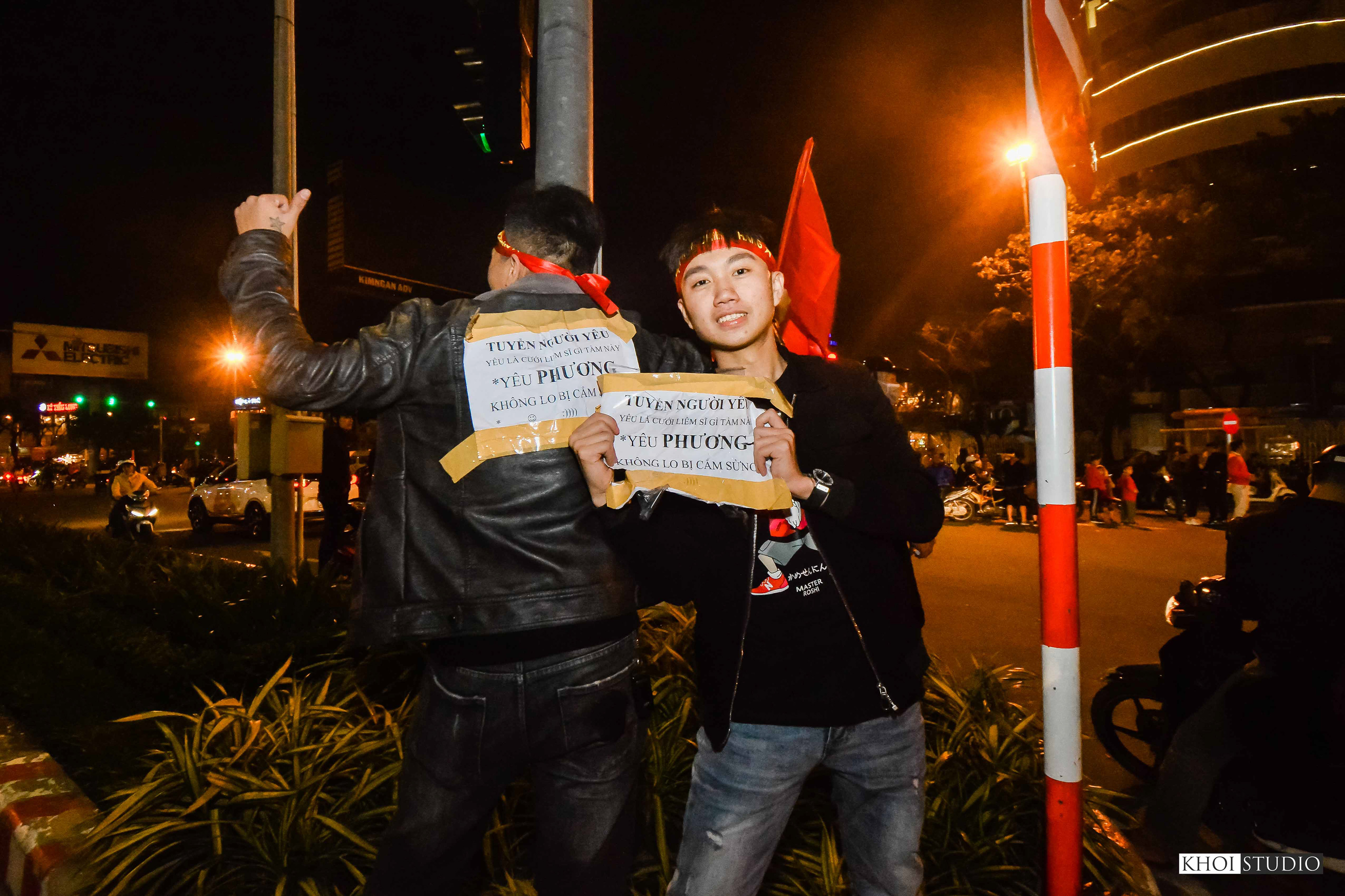 SEA games 30 - People in Da Nang flocked to the streets to cheer on the Vietnamese football team, coached by Korean coach - Park Hang Seo.