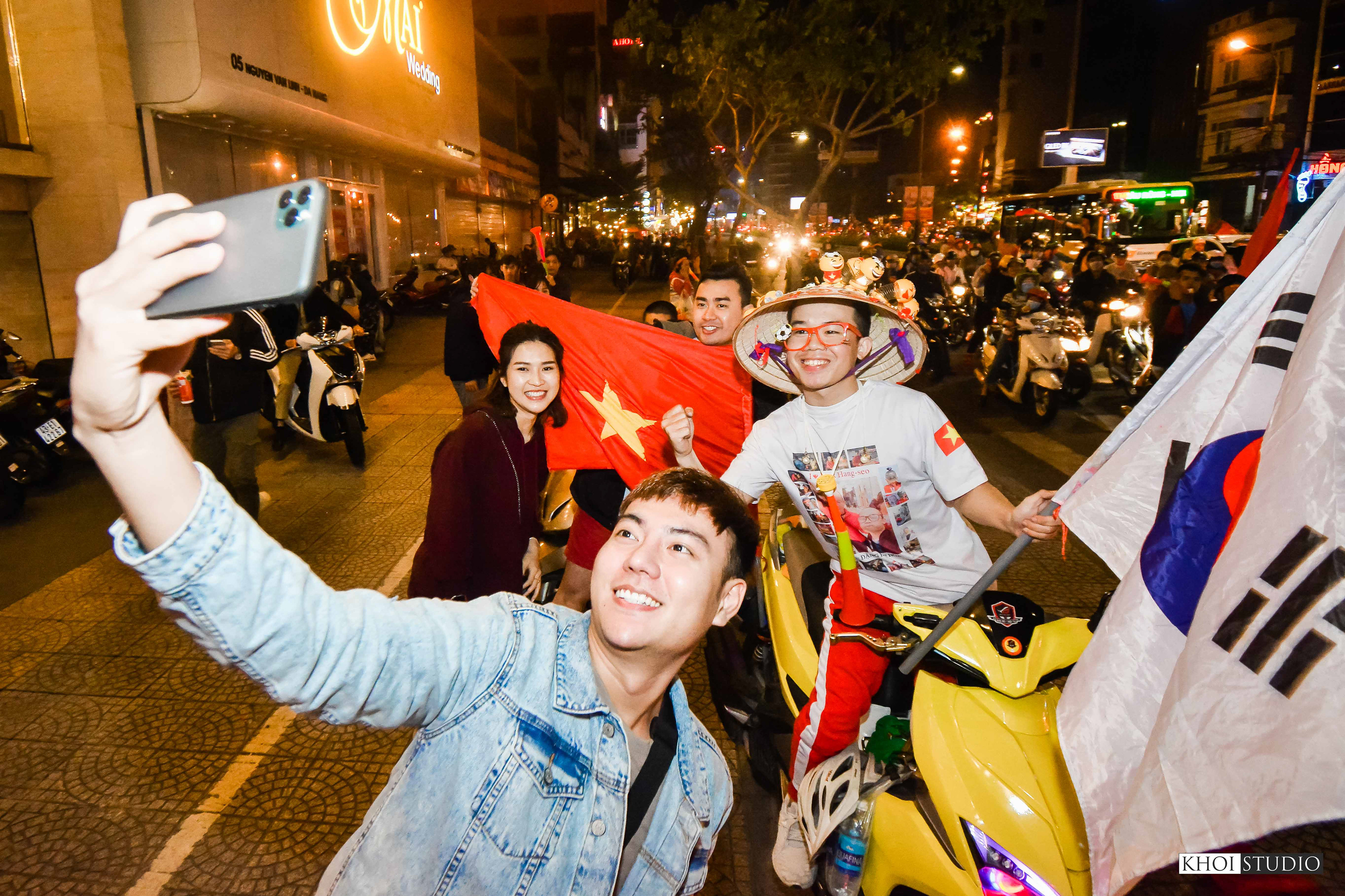 SEA games 30 - People in Da Nang flocked to the streets to cheer on the Vietnamese football team, coached by Korean coach - Park Hang Seo.