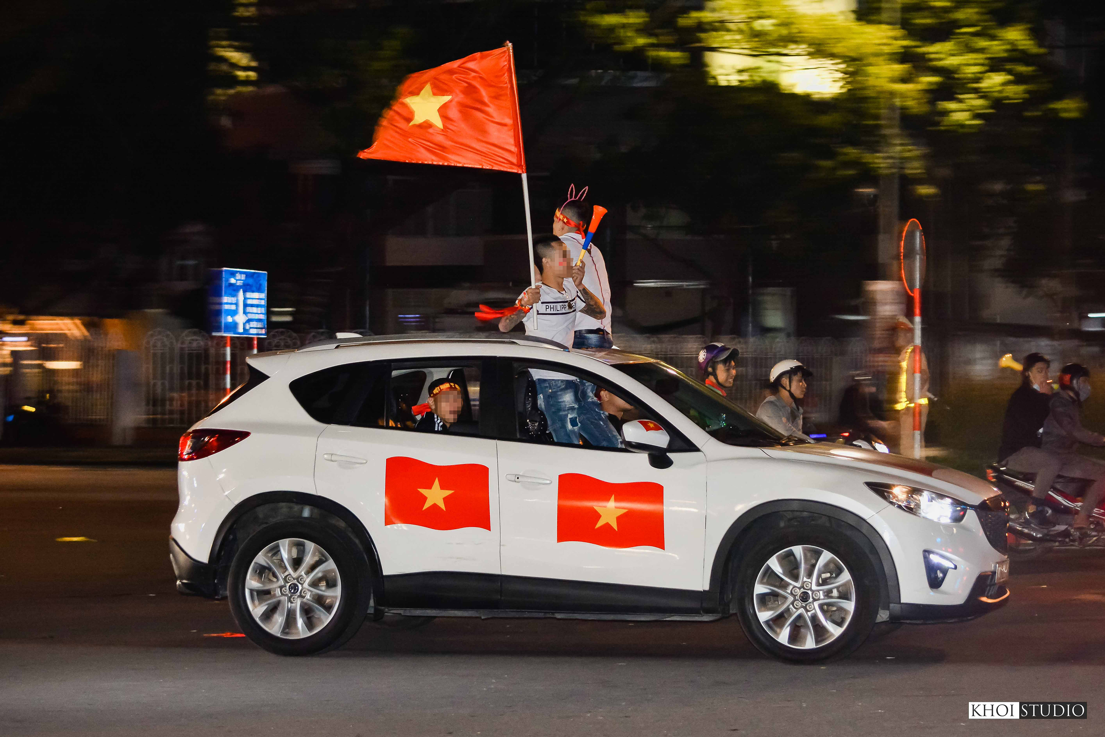 SEA games 30 - People in Da Nang flocked to the streets to cheer on the Vietnamese football team, coached by Korean coach - Park Hang Seo.