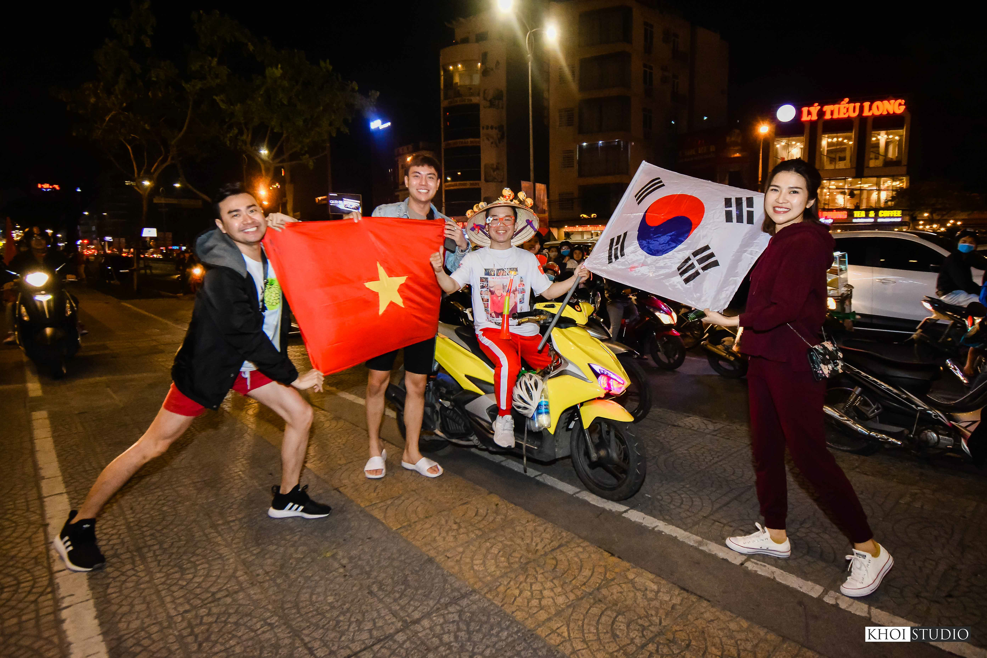 SEA games 30 - People in Da Nang flocked to the streets to cheer on the Vietnamese football team, coached by Korean coach - Park Hang Seo.