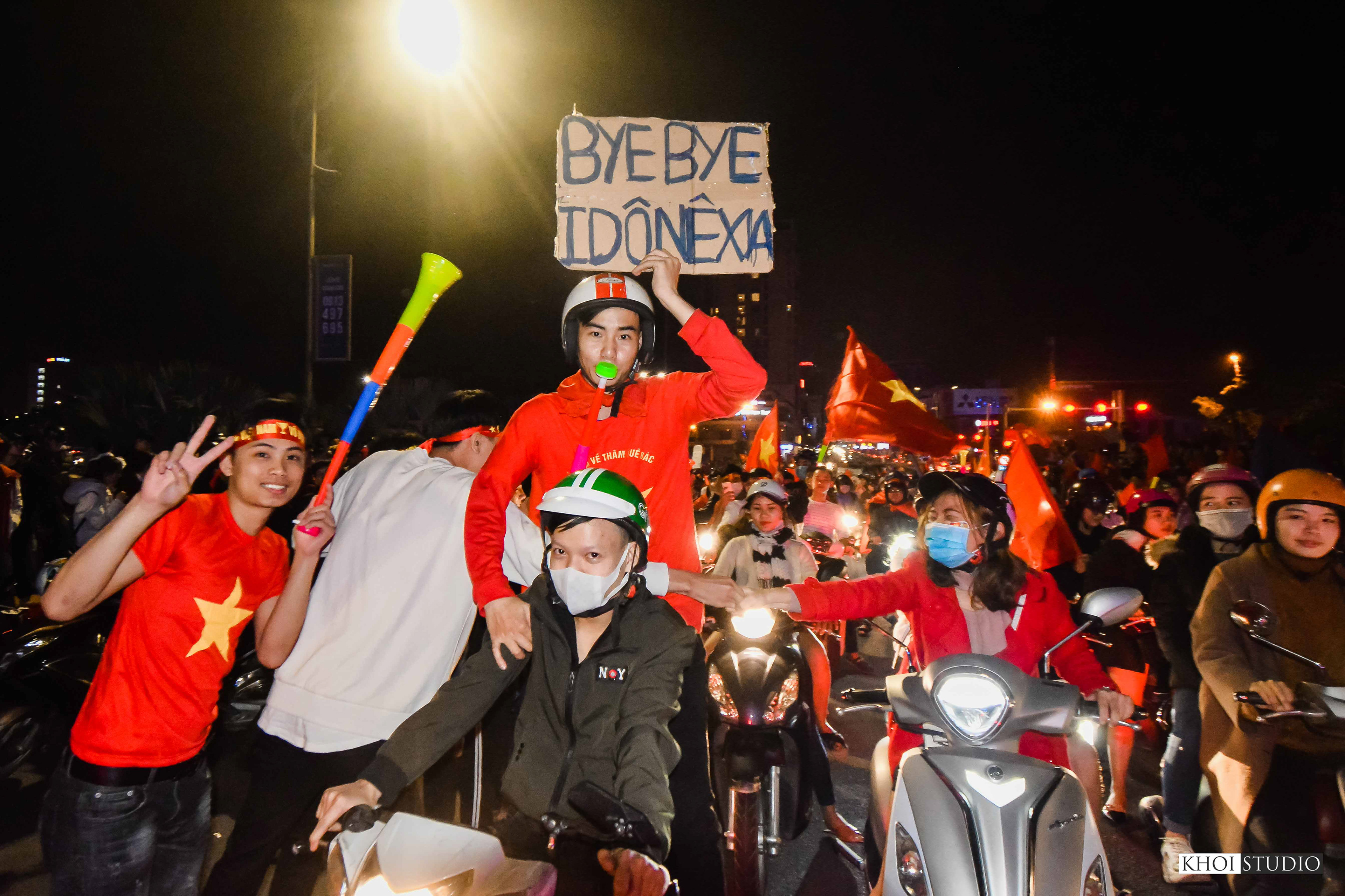 SEA games 30 - People in Da Nang flocked to the streets to cheer on the Vietnamese football team, coached by Korean coach - Park Hang Seo.