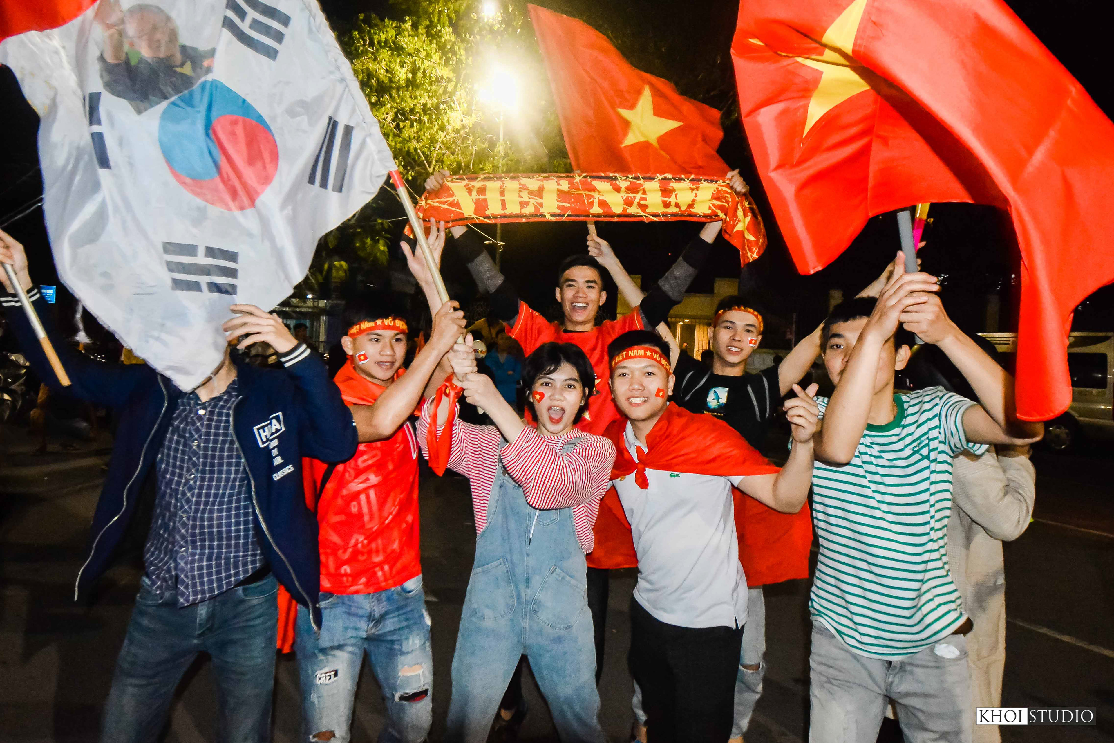 SEA games 30 - People in Da Nang flocked to the streets to cheer on the Vietnamese football team, coached by Korean coach - Park Hang Seo.