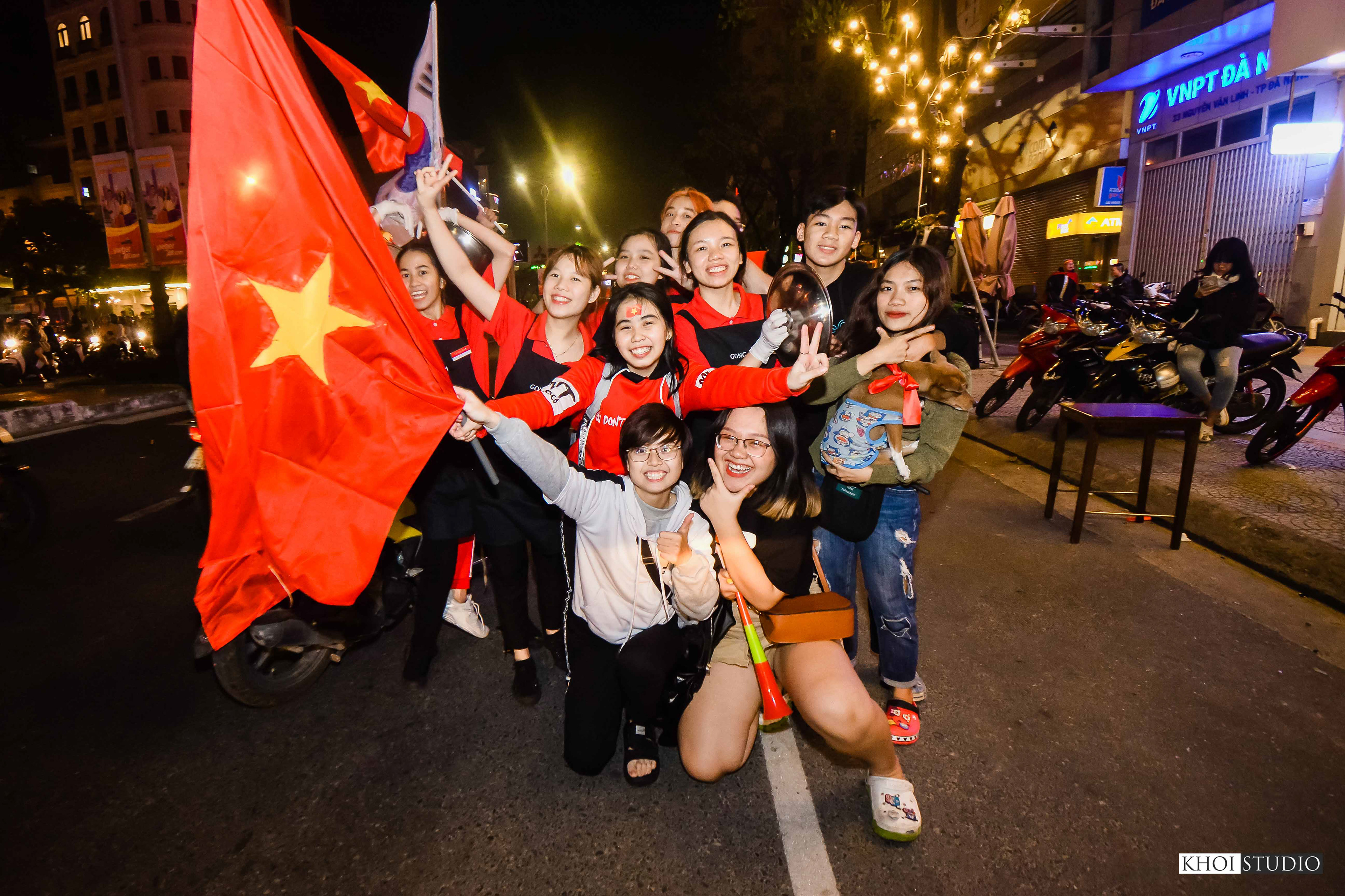 SEA games 30 - People in Da Nang flocked to the streets to cheer on the Vietnamese football team, coached by Korean coach - Park Hang Seo.