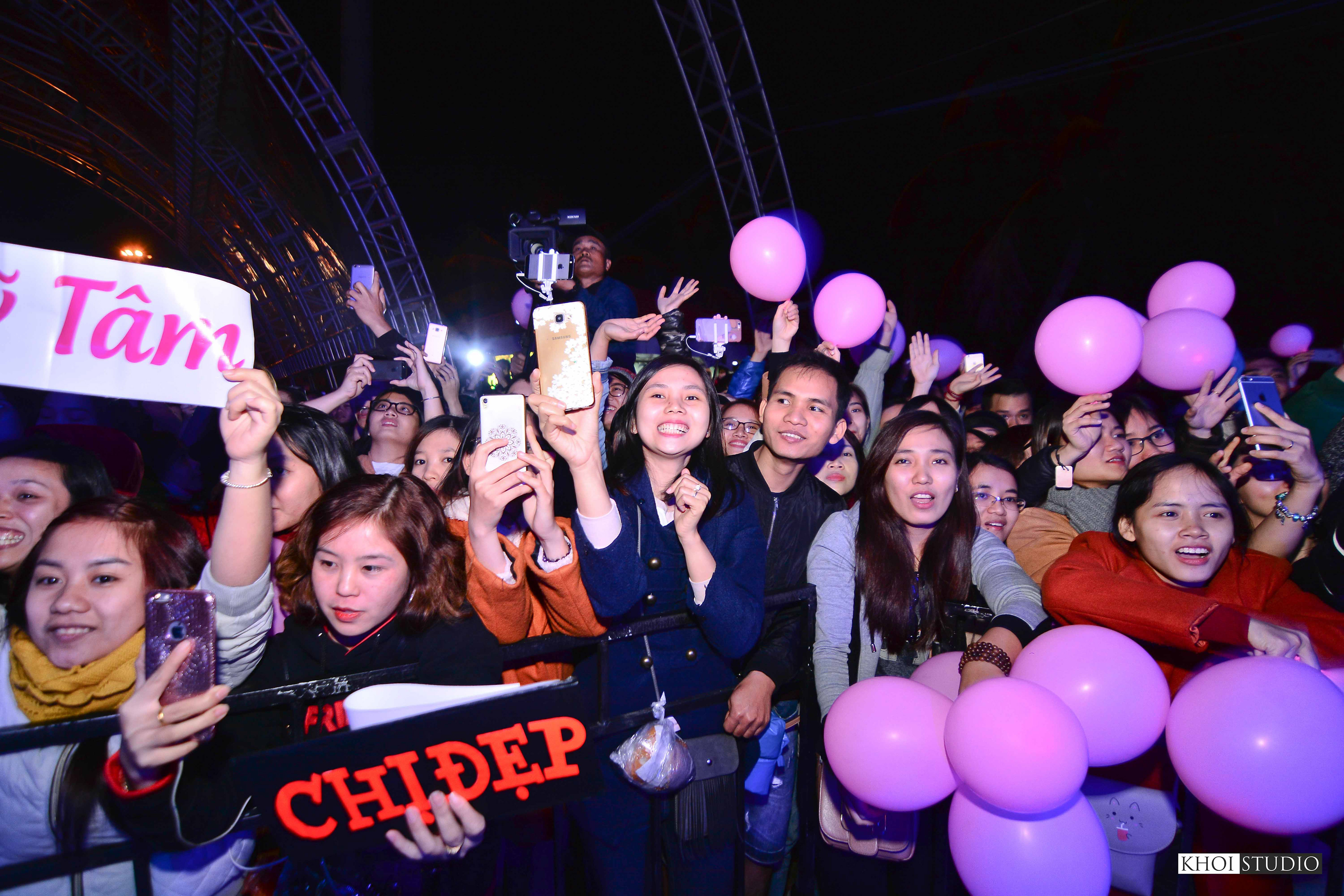 Singer My Tam held a music night to introduce her new album "Tam 9" at Da Nang beach in 2017.