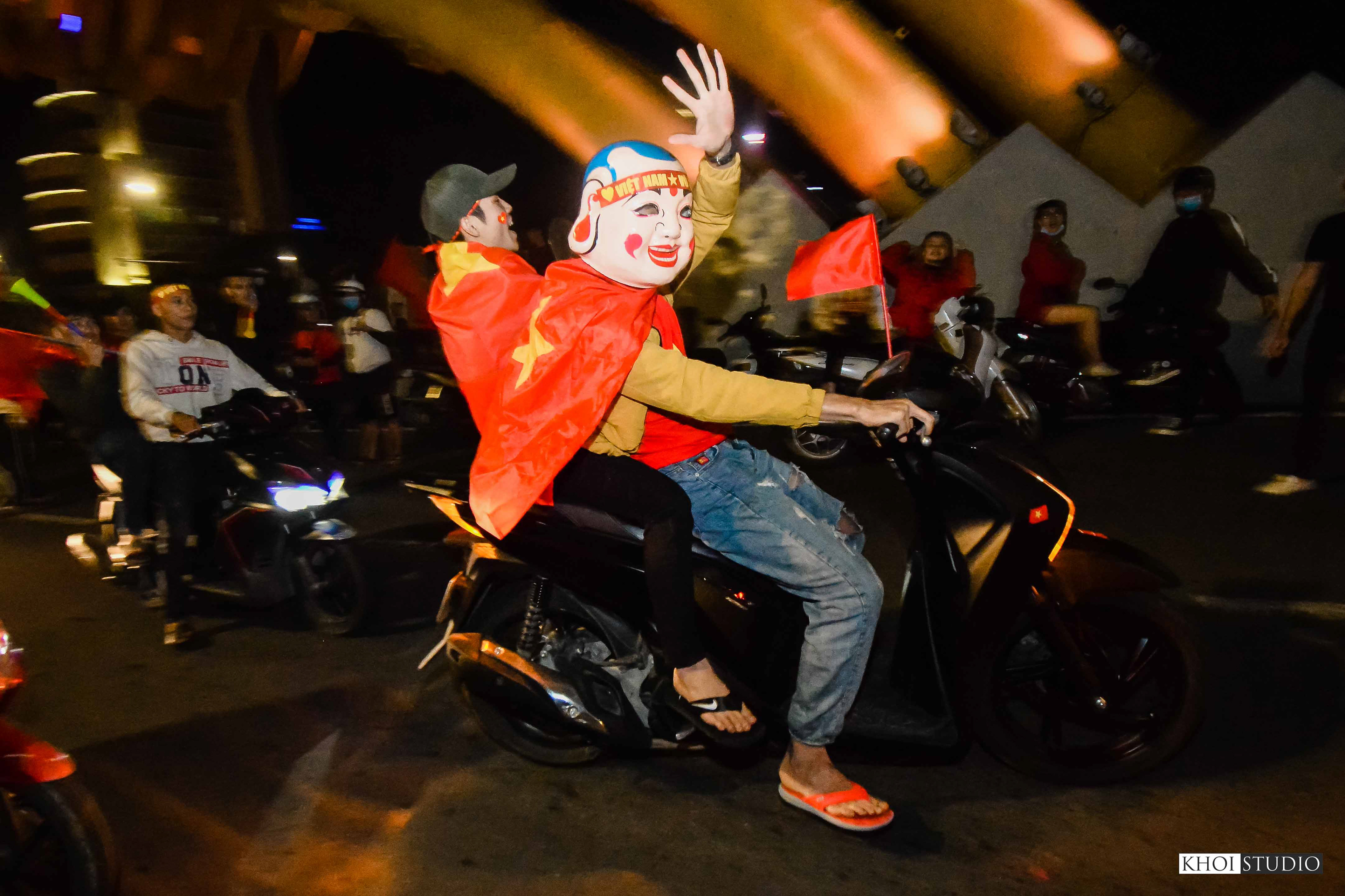SEA games 30 - People in Da Nang flocked to the streets to cheer on the Vietnamese football team, coached by Korean coach - Park Hang Seo.