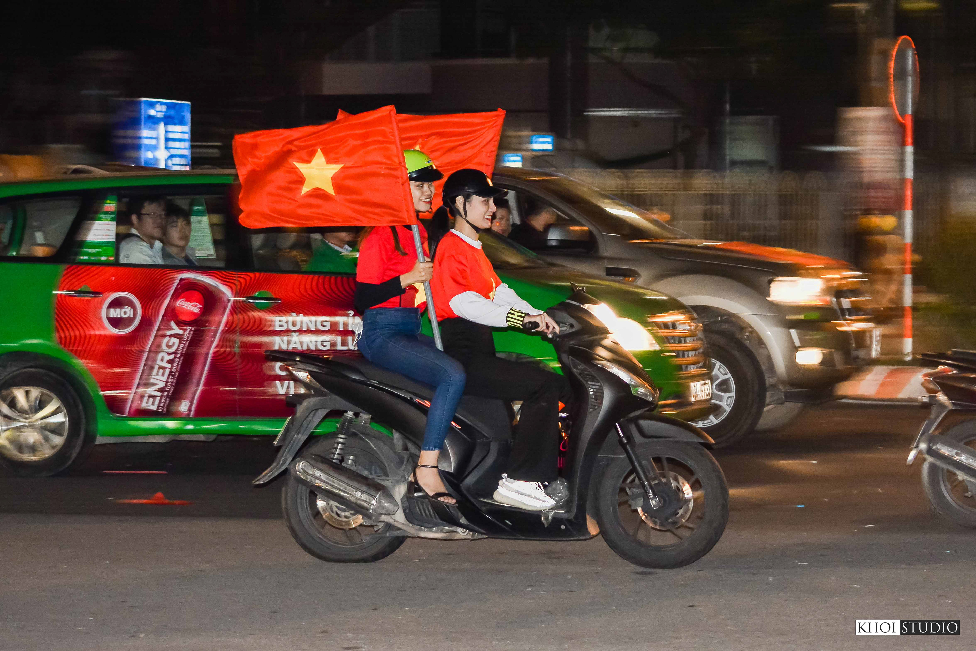 SEA games 30 - People in Da Nang flocked to the streets to cheer on the Vietnamese football team, coached by Korean coach - Park Hang Seo.
