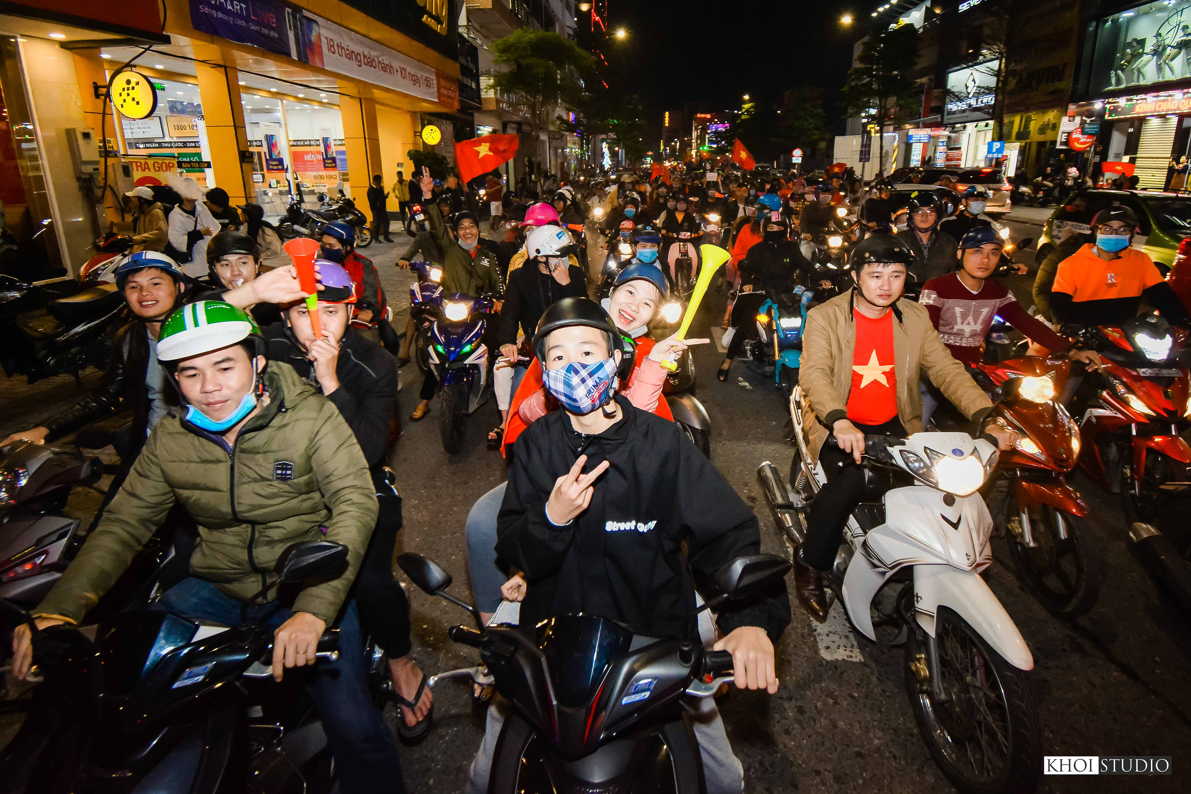 SEA games 30 - People in Da Nang flocked to the streets to cheer on the Vietnamese football team, coached by Korean coach - Park Hang Seo.