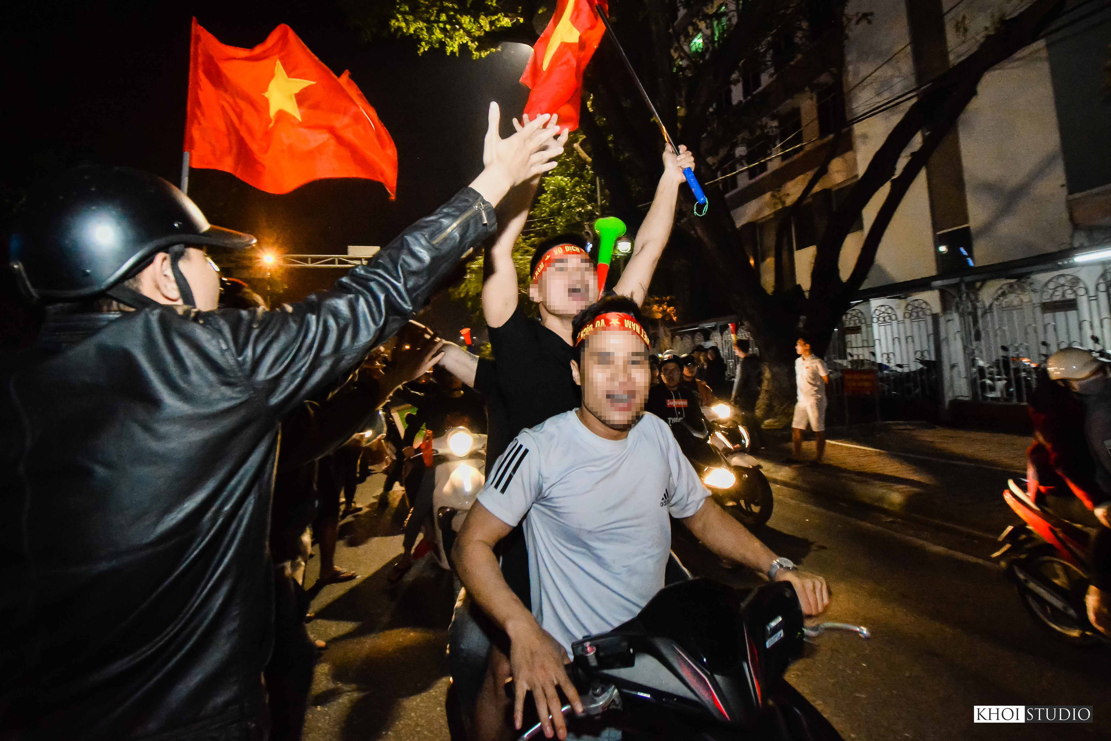 SEA games 30 - People in Da Nang flocked to the streets to cheer on the Vietnamese football team, coached by Korean coach - Park Hang Seo.