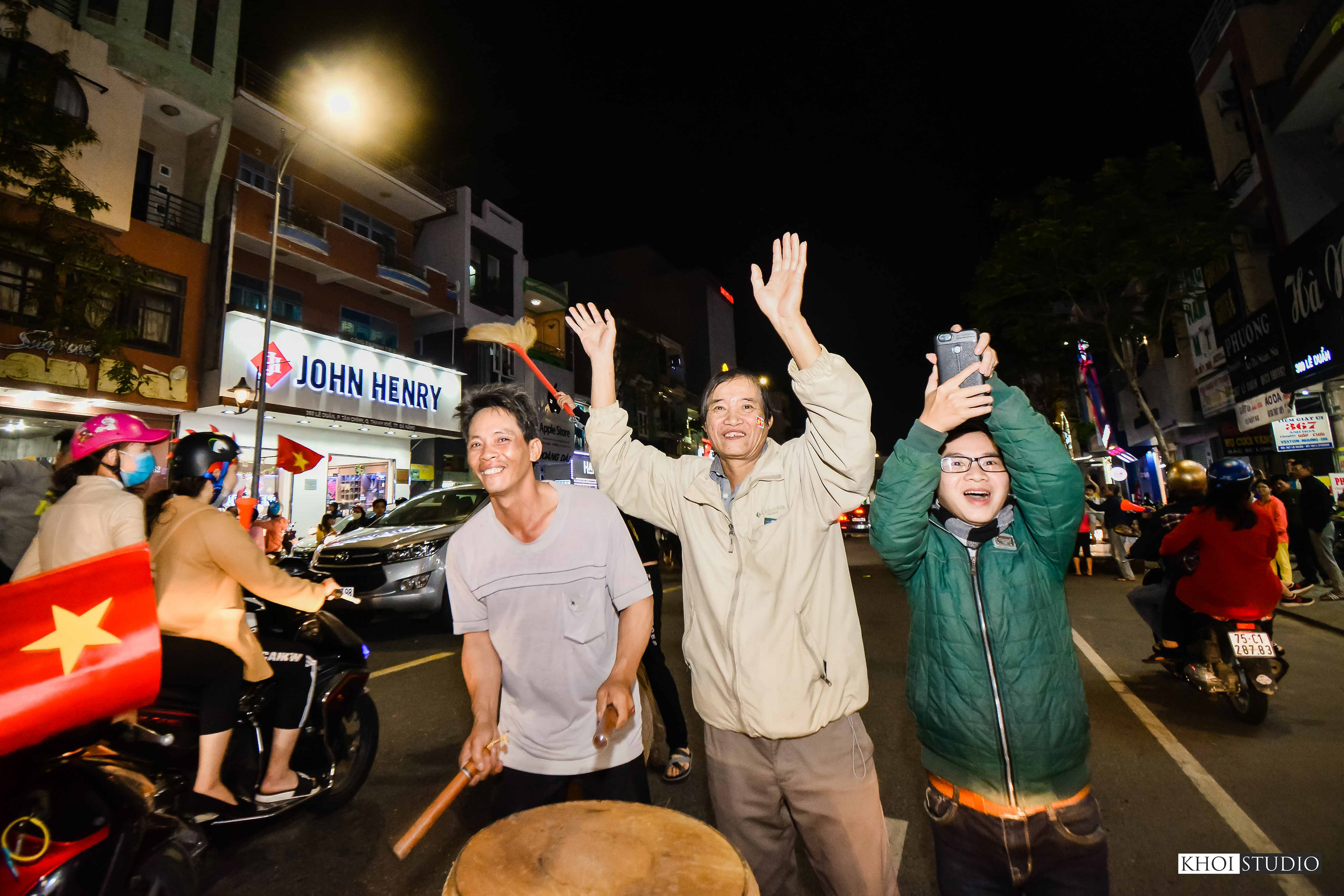 SEA games 30 - People in Da Nang flocked to the streets to cheer on the Vietnamese football team, coached by Korean coach - Park Hang Seo.