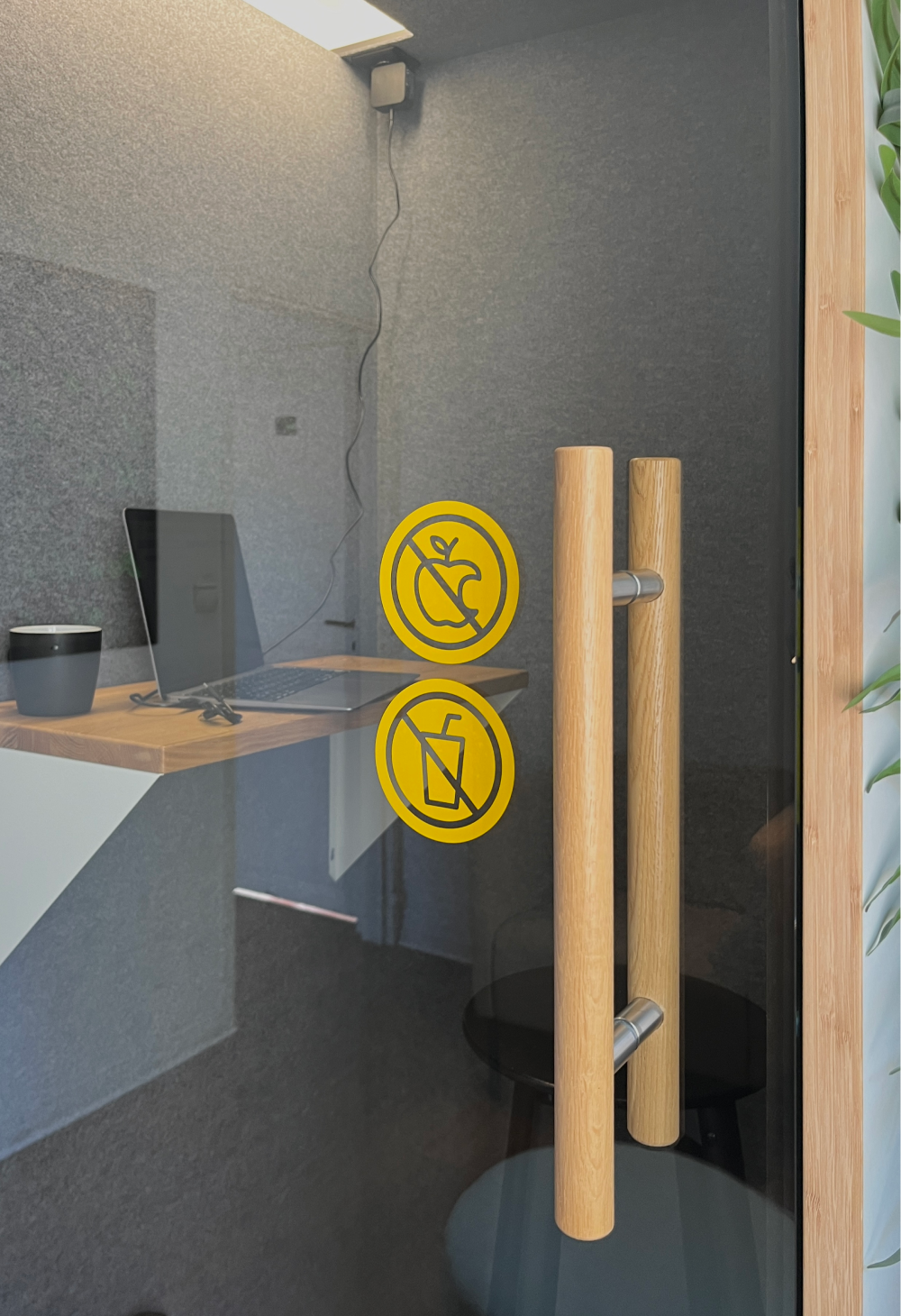 Deux stickers semi-transparents interdisant le fait de manger et de boire dans la cabine insonorisante