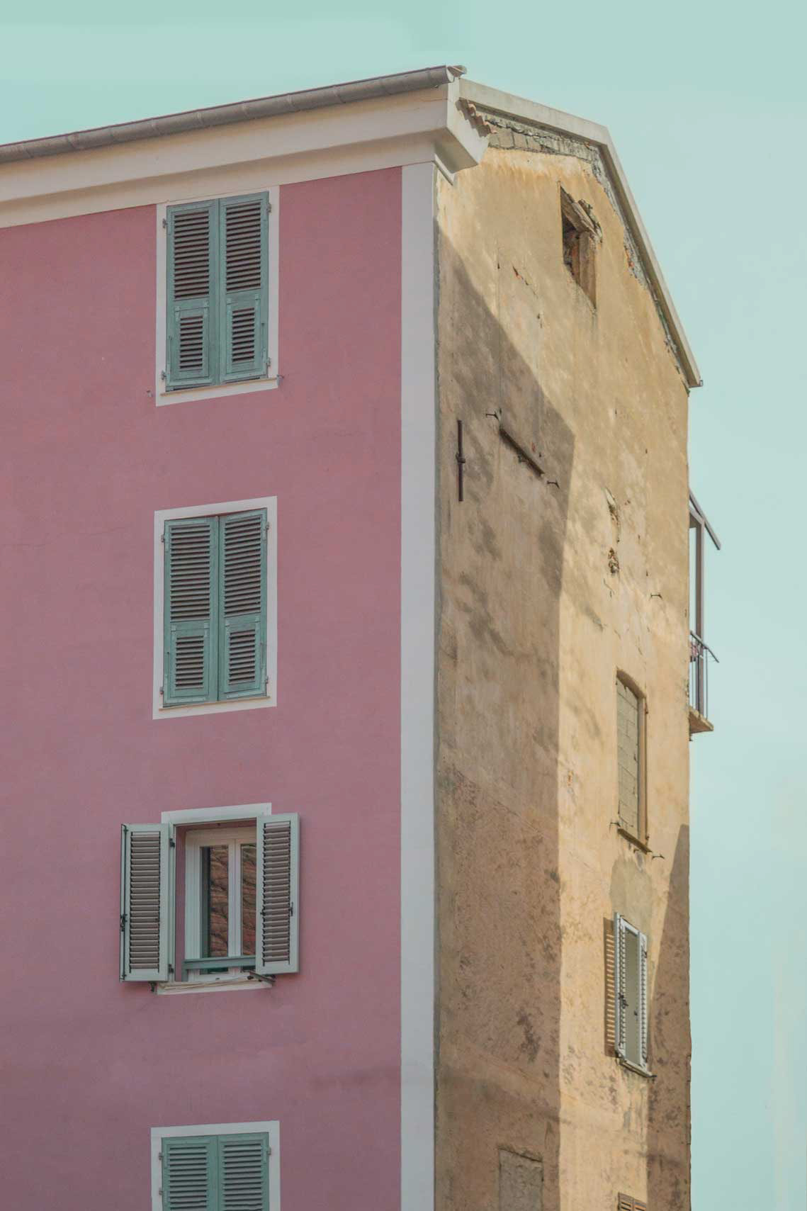 Photographie faite à Corte comprenant un bâtiment avec une facade repeinte en rose
