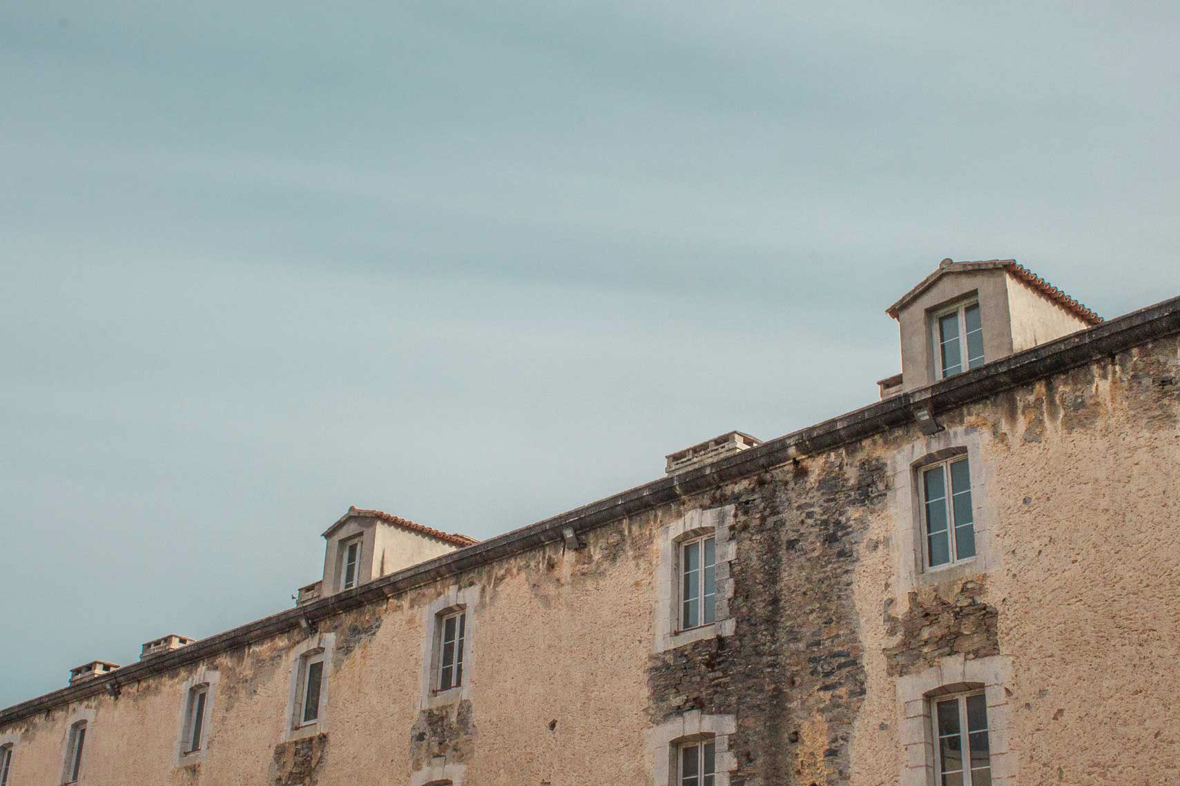 Photographie faite à Corte comprenant un vieux bâtiment