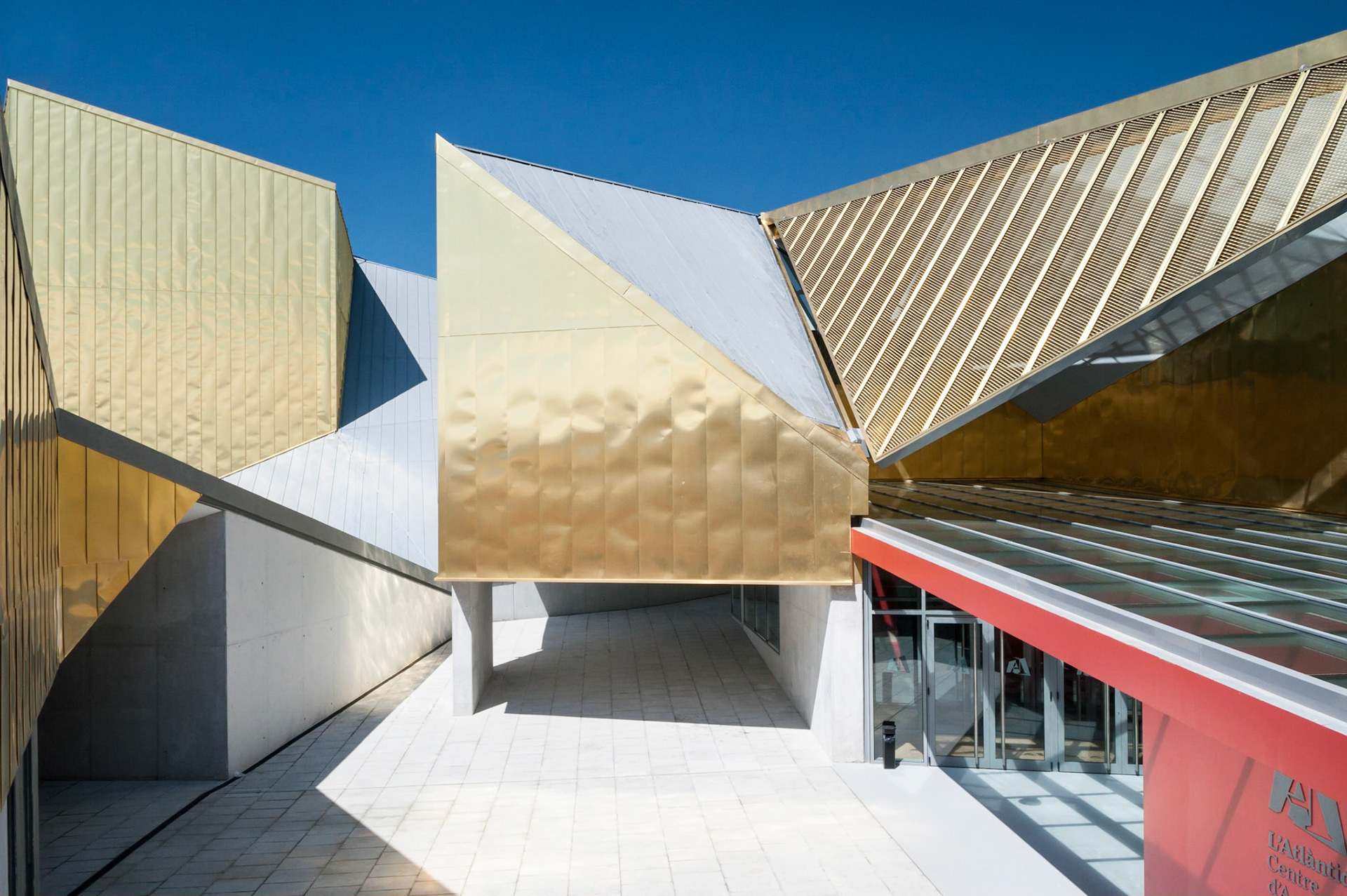 Auditorium Atlantida, Josep Llinàs, Vic, filippo poli, gold, zinc