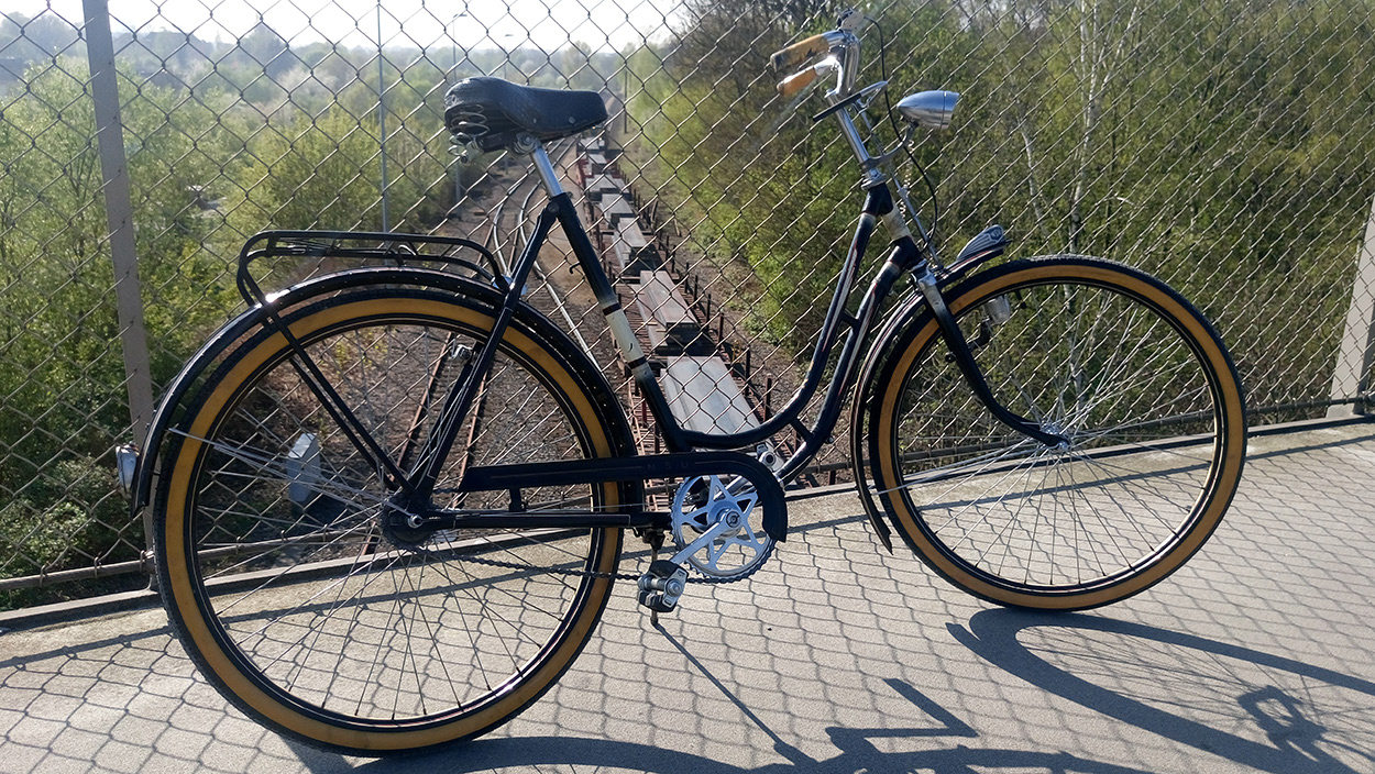 1940er NSU... auch hier gilt: Nur Messingschrauben mit einfachem Schlitz :)) Mittlerweile habe ich auch einen Hersteller für den authentischen Mantelschoner mit Spanngummis gefunden.