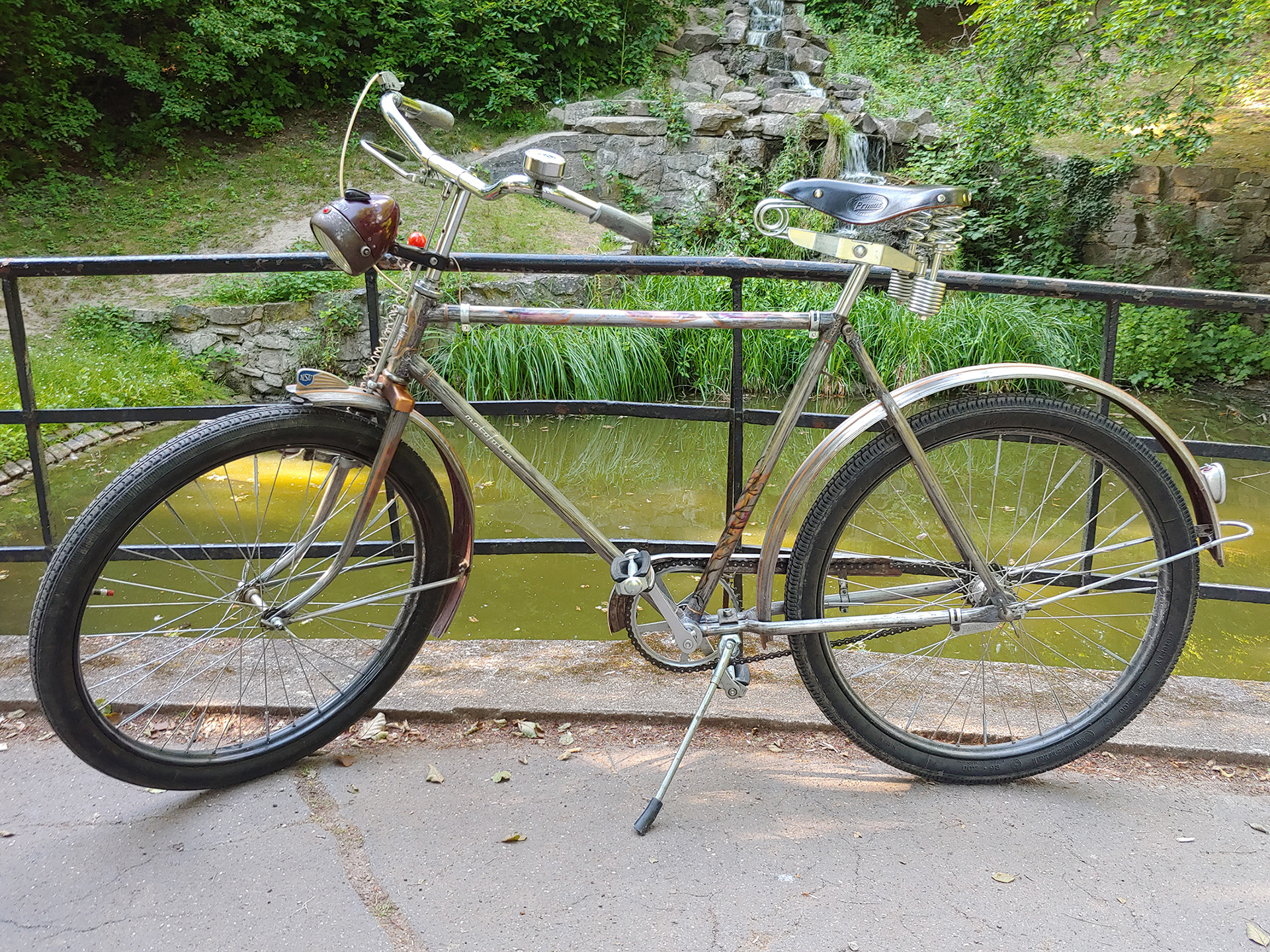 NSU aus den 1940ern, jetzt mit Keillager. - "der Lack ist ab ab" - die Idee fand ich gut :) Lackdekor und mehrfach klarlackiert .