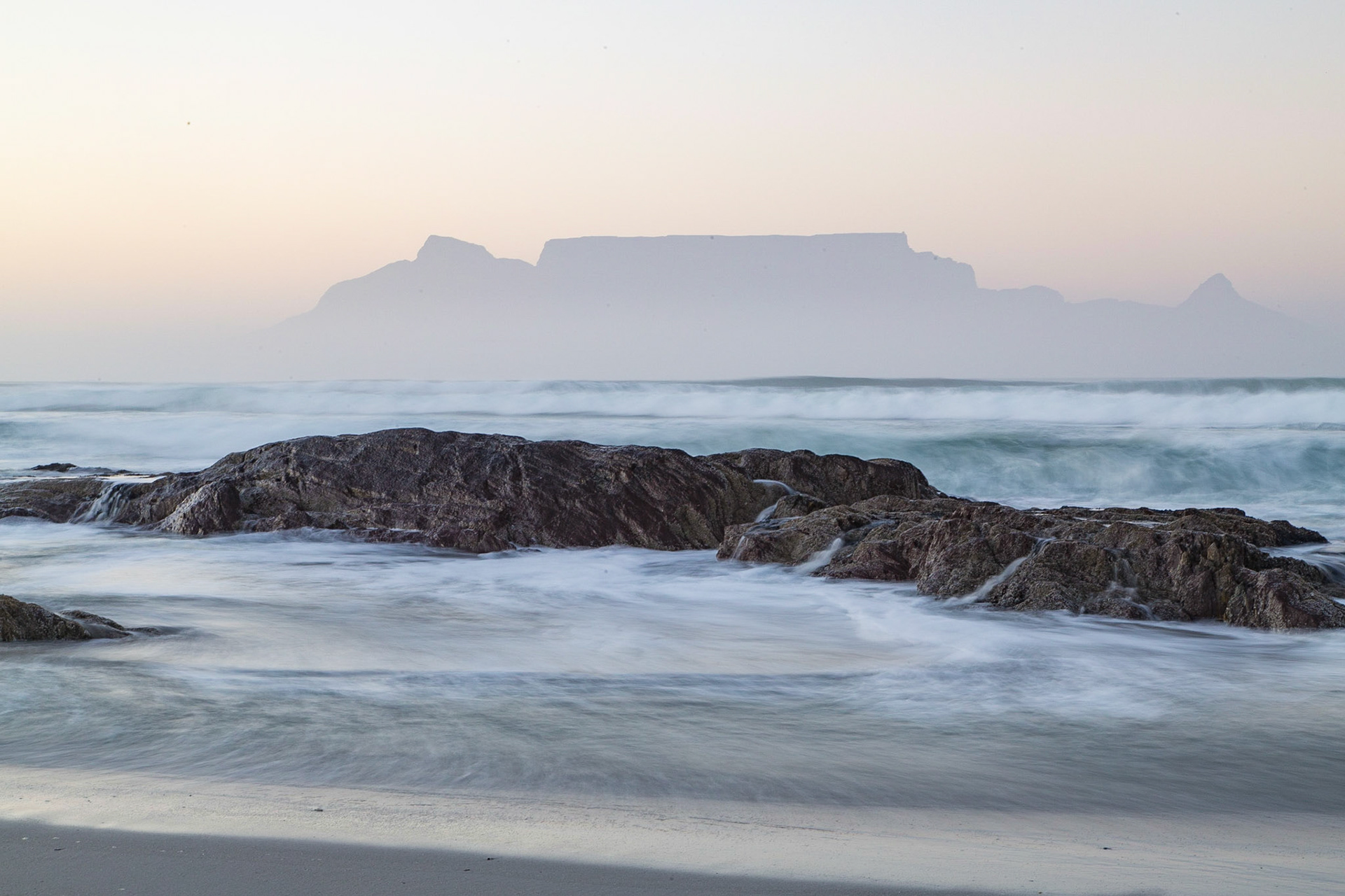 Morning in Capetown with tablemountain as backdrop