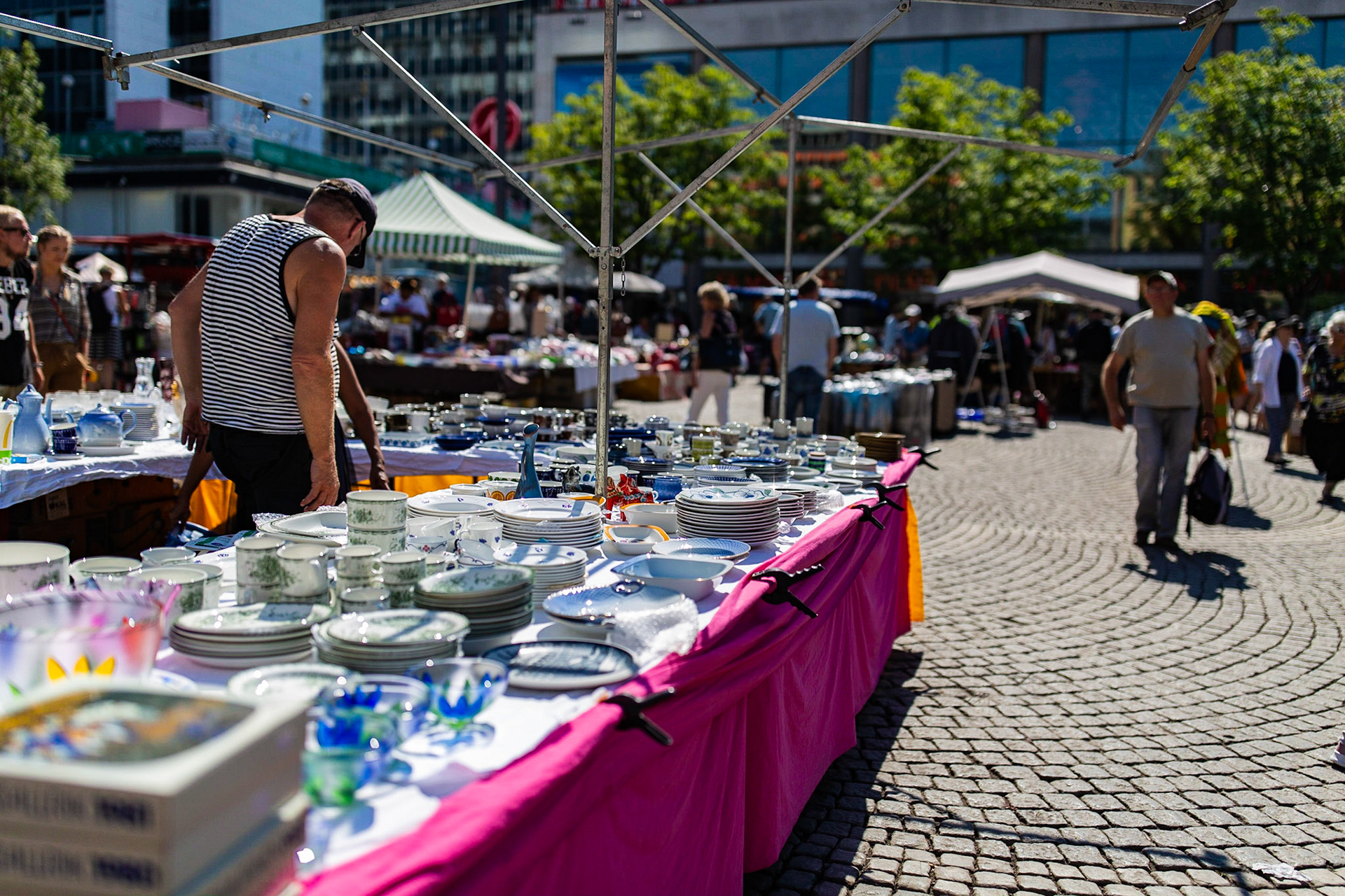stuff they sell on on a fleemarket in stockholm #stockholm #picofday #vacation #sunshine #sweden #schweden