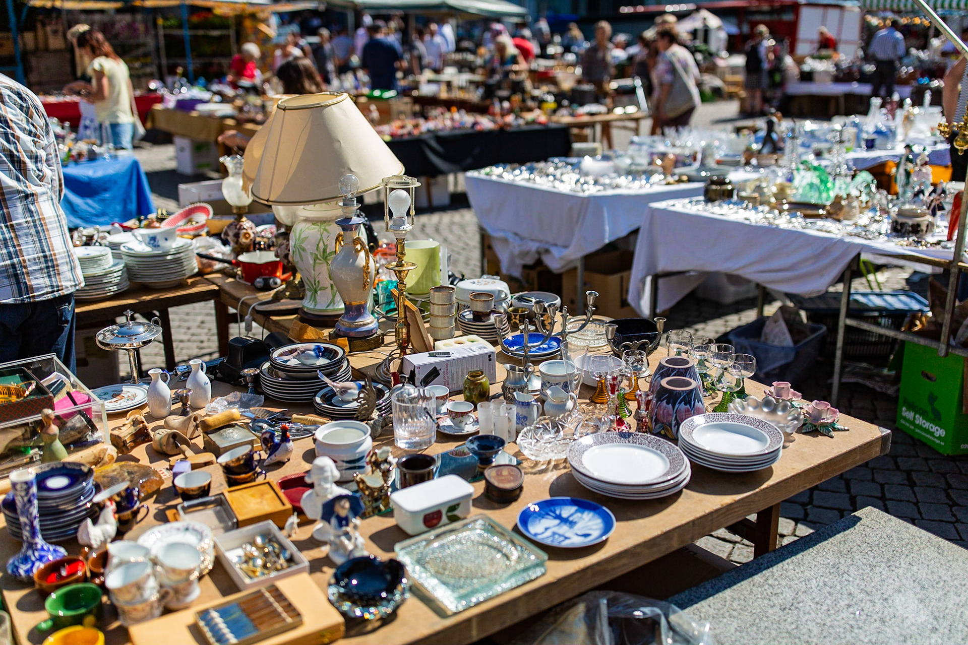 stuff they sell on on a fleemarket in stockholm #stockholm #picofday #vacation #sunshine #sweden #schweden