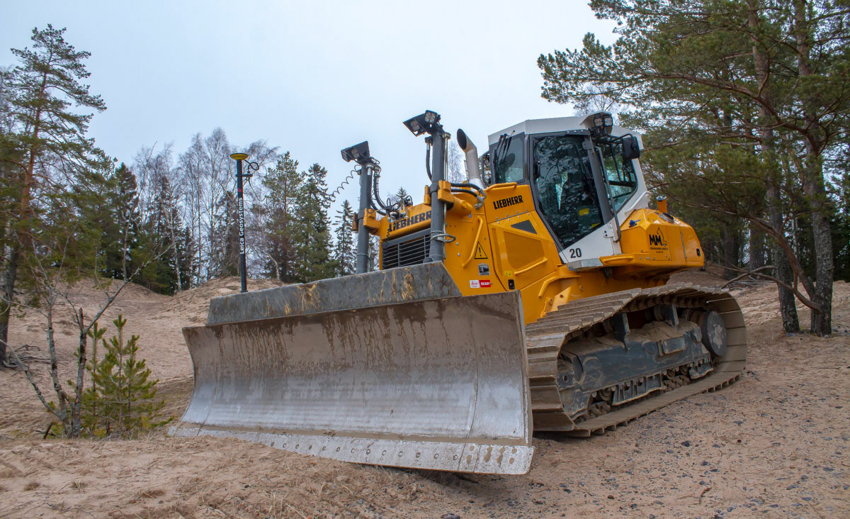 Sepelöity huoltoreitti on leveä kuin moottoritie. Tämä löysi parkkitilan sen ulkopuolelta. 31.3.2019