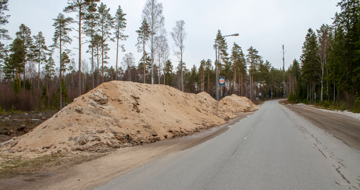 Tämä on hiekkaa, sitä on kasattu hotellin tienvarteen. 4.4.2019