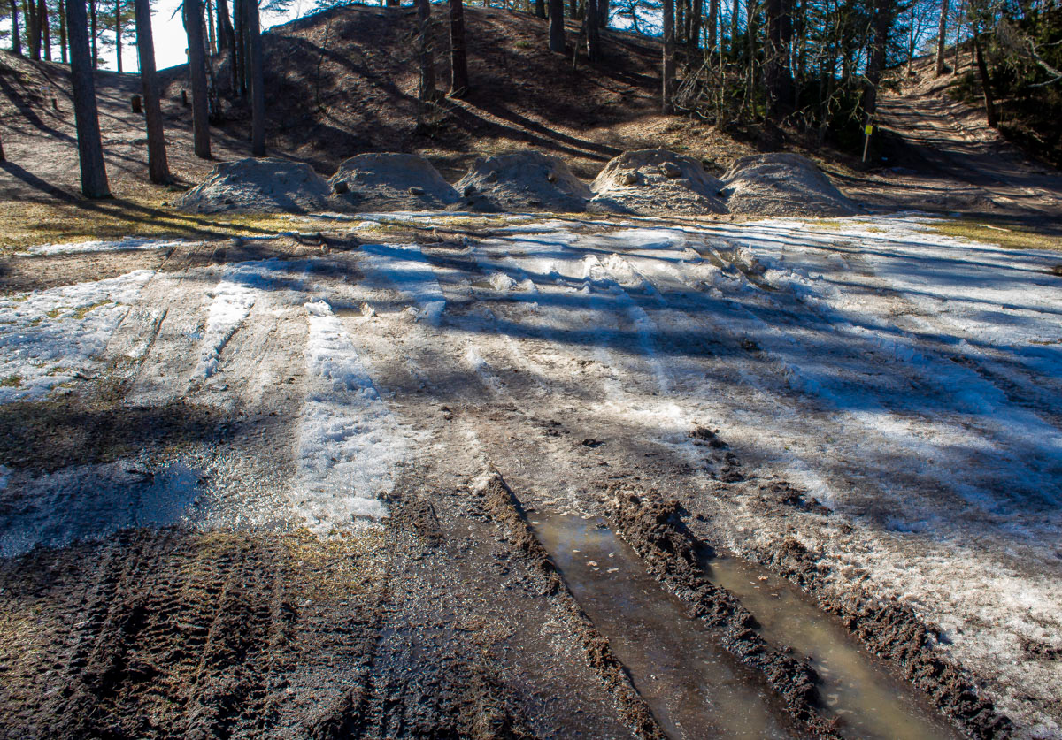 Jota on jätetty varastoon punaisen tuvan alueelle 2.4.2019