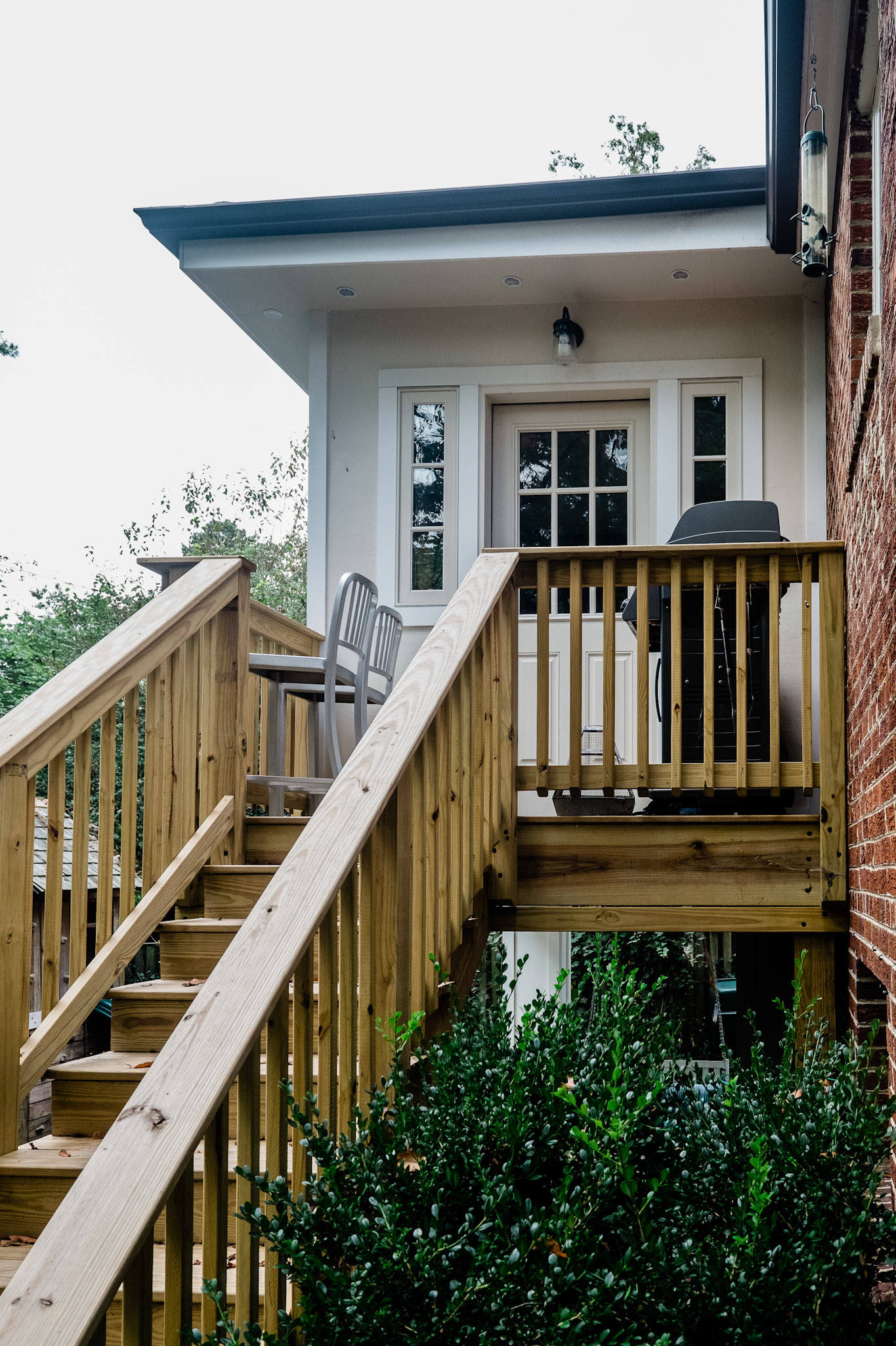 A space for the grill convenient to the kitchen and dining room was incorporated into the stair landing. 