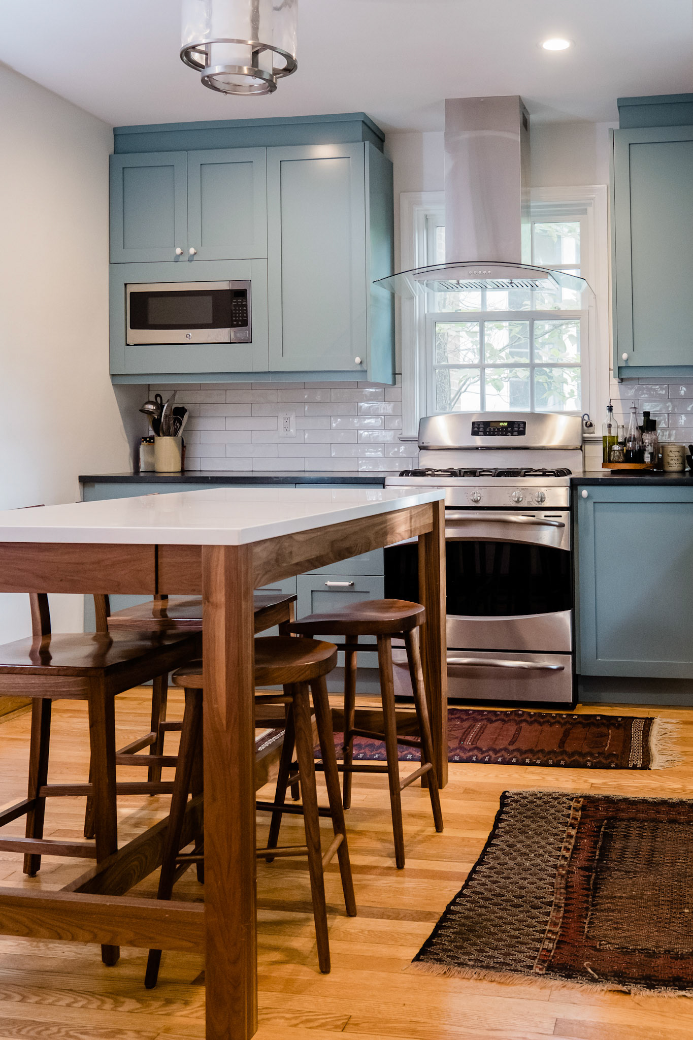 Detail of note: placing the range in front of the window.