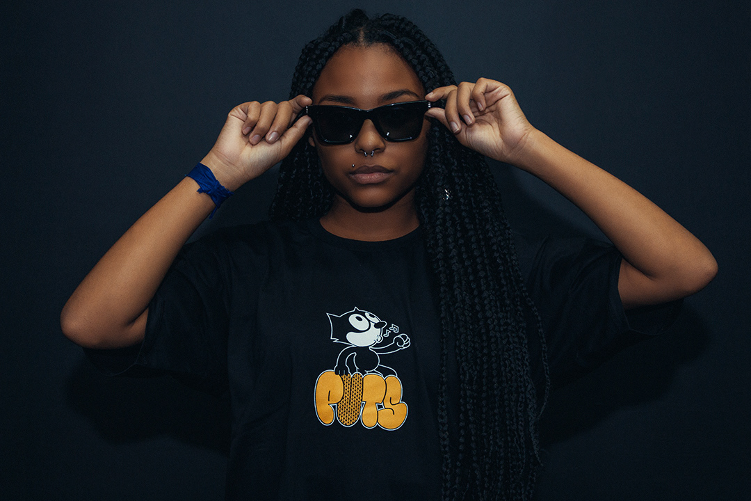 Foto da modelo com a camiseta puts felix, por Lucas Espindola Braga