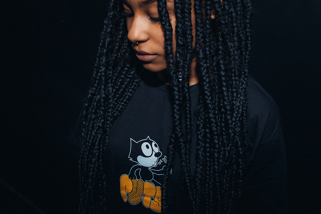 Foto da modelo com a camiseta puts felix, por Lucas Espindola Braga