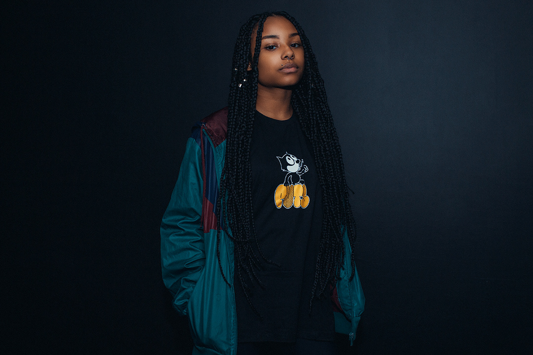 Foto da modelo com a camiseta puts felix, por Lucas Espindola Braga